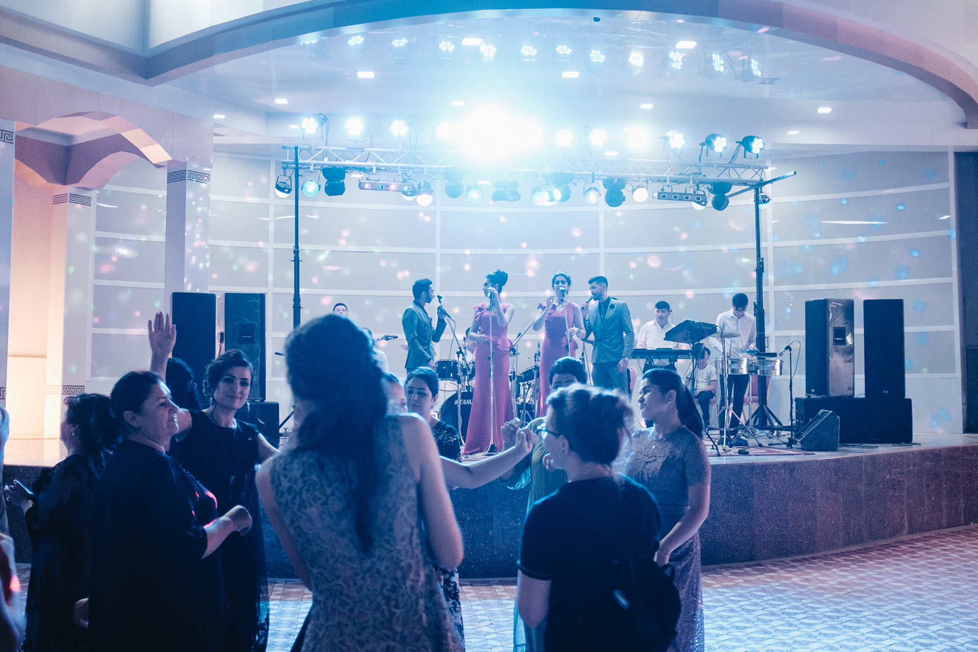 Uzbecká svatba! V parku vedle Registánu nás potkal starší opilý Uzbek se zlatými zuby a po chvilce nás pozval na místní gigantickou svatbu, kde se nás hned ujali další a další. Nalili nám několik panáků vodky a všichni se chtěli vyfotit