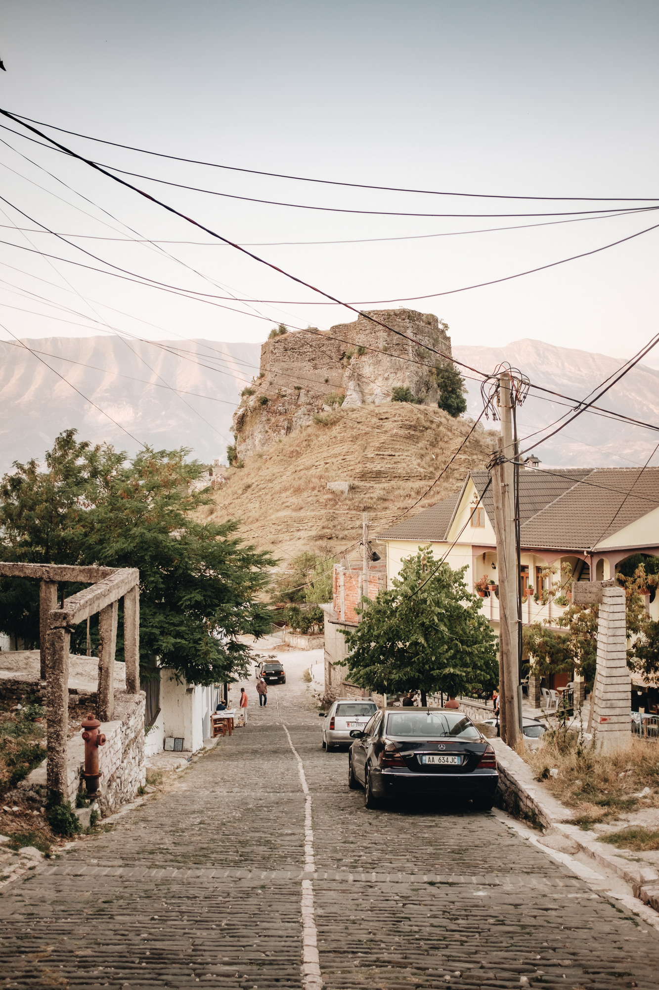 Castle of Gjirokastra - pevnost, „stříbrný hrad“ (když prší, kameny se lesknou kovově), pevnost zde stála již v 8. st. př. n. l., dnešní podoba z r. 1811, je zde tank! Fiat L6/40 používaný nacisty, hradní muzea. vězení, akvadukt, ... (po-ne 9:00-18:00, 200 LKK)