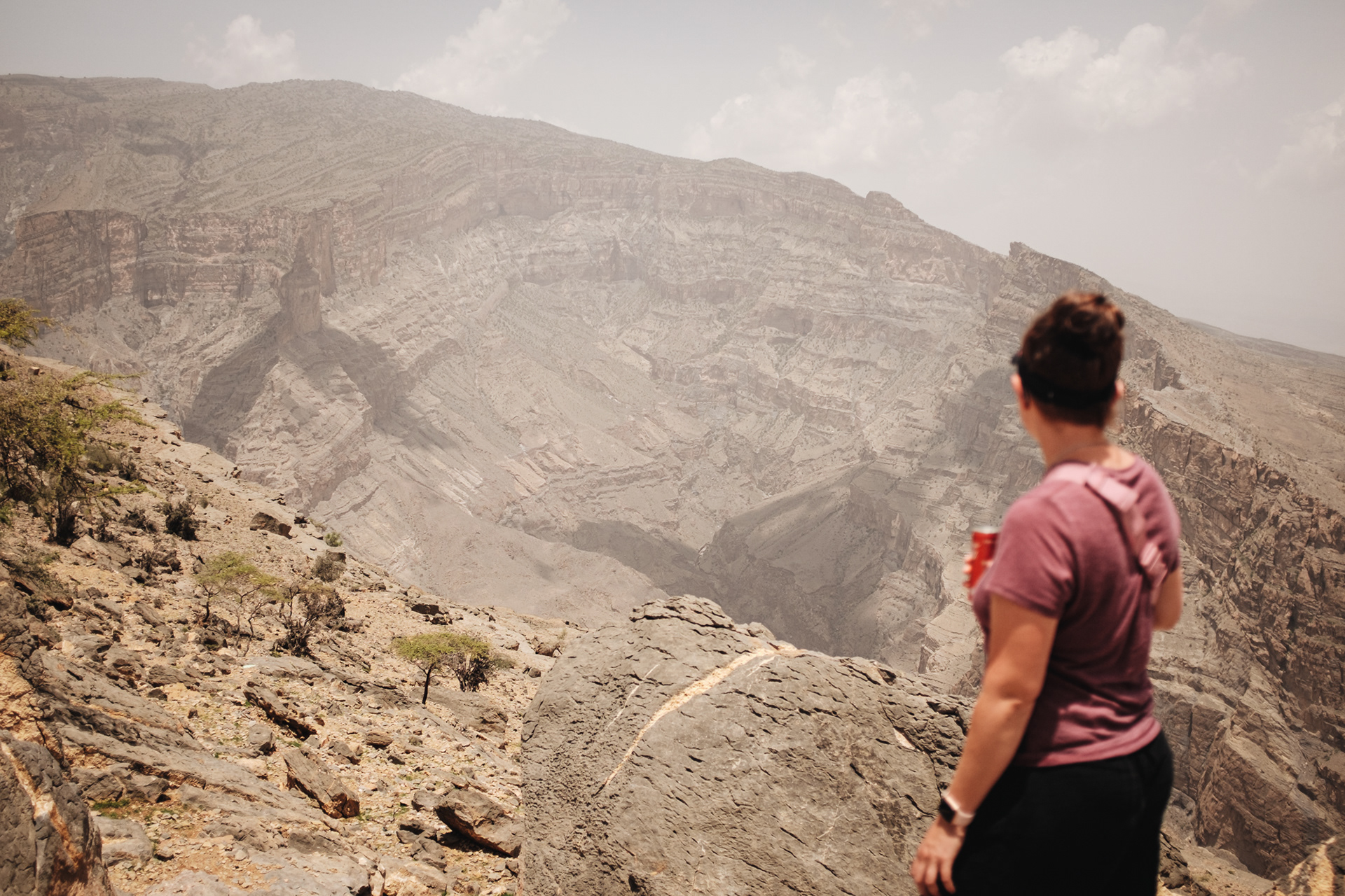 Balcony Walk Hike - The best way to get an idea of Oman’s mountains is definitely by hiking. If you want to go on a moderate hike, I recommend the Balcony Walk W6 trail. Departing from Al Khateem (or Al Khitaym) village, the non-circular hike is about 2 hours. The views are dramatic but you’re absolutely safe to walk. In the posts I read upfront, it is described as extremely vertiginous and even dangerous, but it’s totally safe and not THAT extreme. Kids and elderly ladies even crossed my way. Take enough water, sturdy shoes and check the weather conditions.