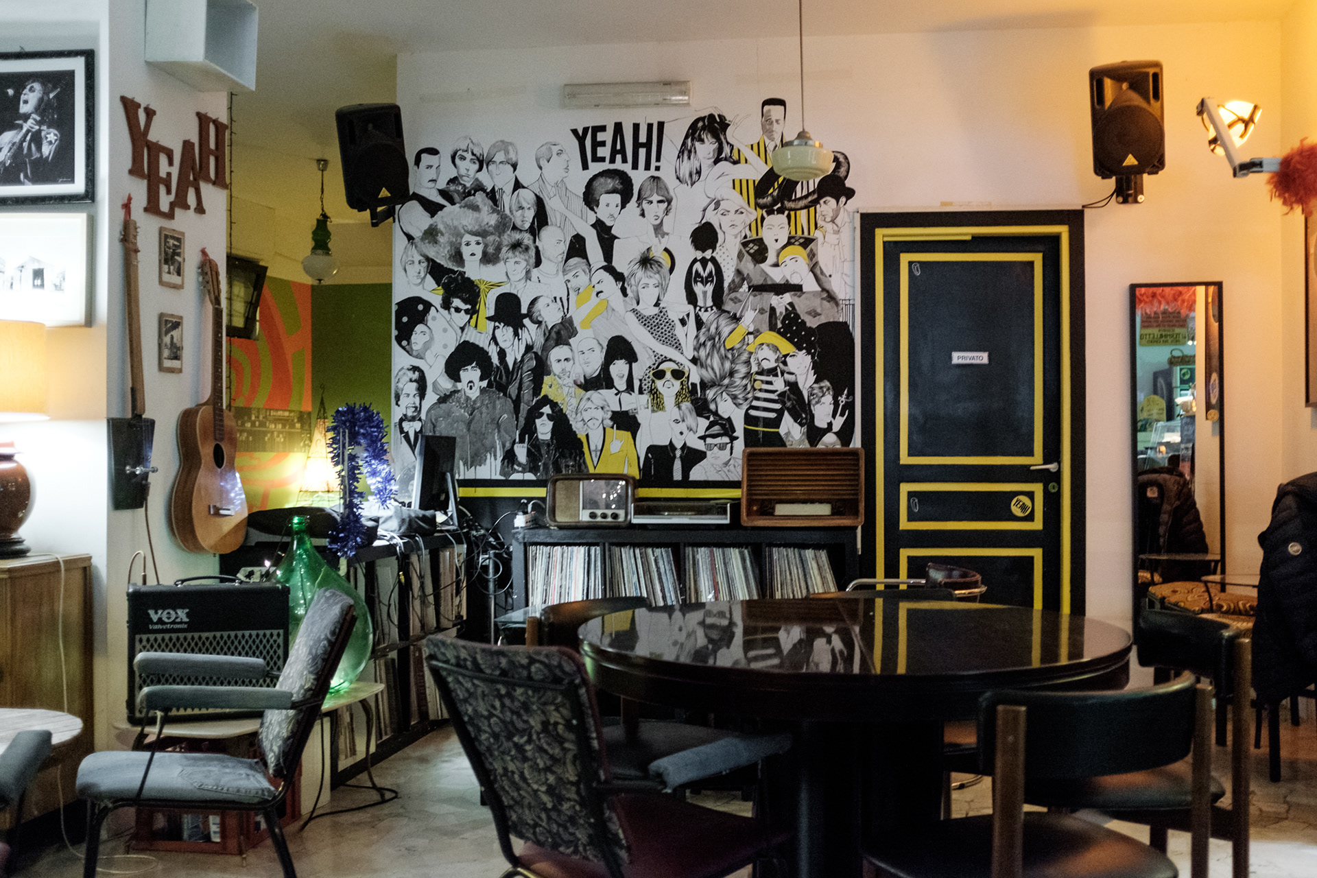 Yeah Pigneto Musicadischicaffe - bar s gramofonem a spoustou desek a knížek