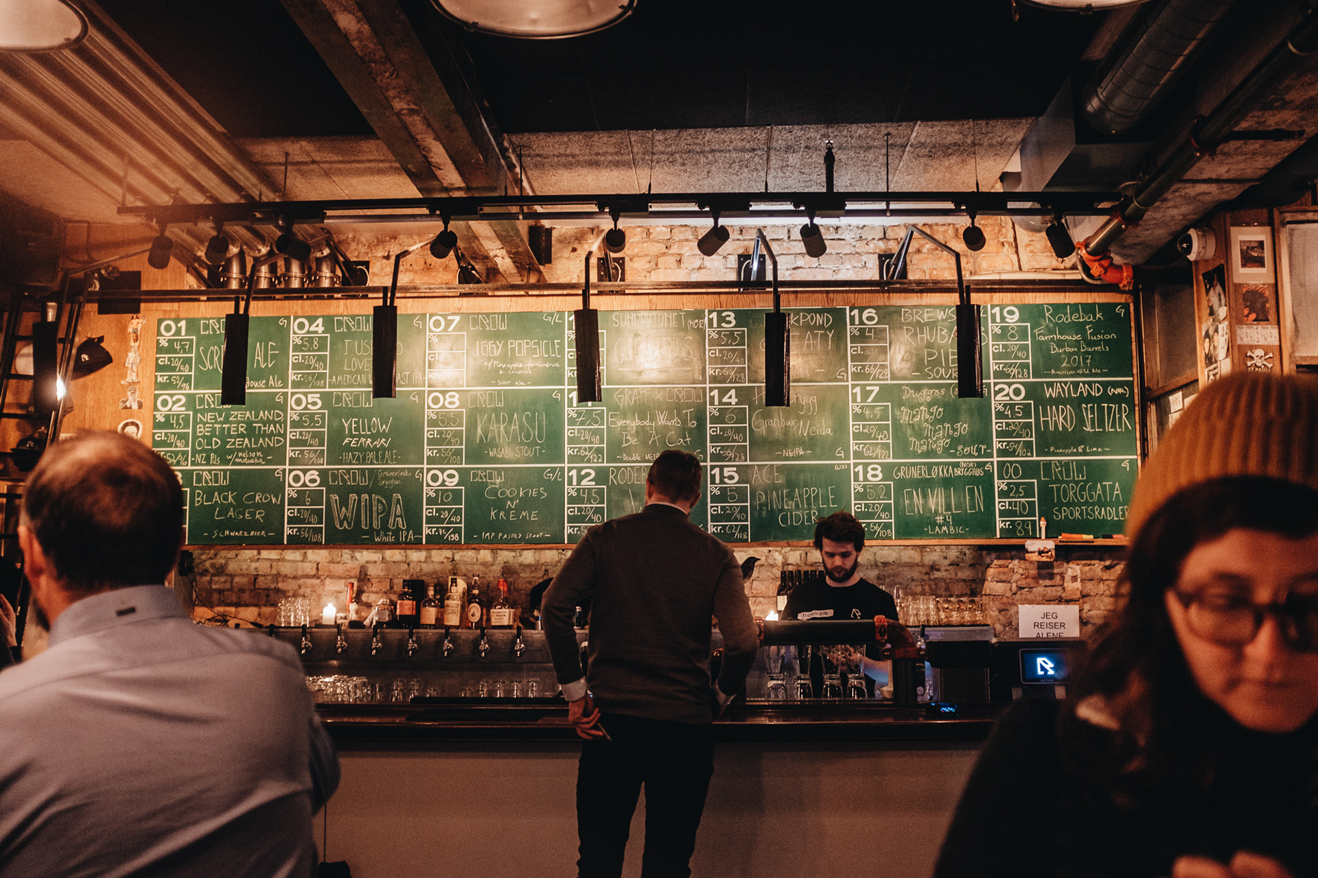 Crow Bar & Brewery – největší oselský mikropivovar (15:00–3:00)