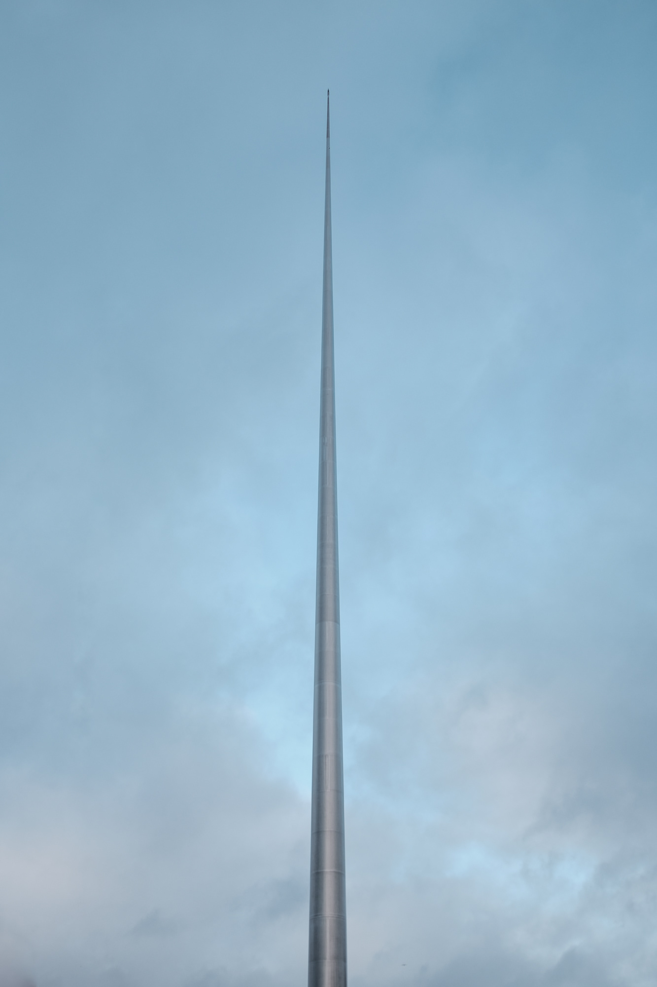 Spire of Dublin – jehla, stojí na místě Nelsonova sloupu, který zničila IRA v r. 1966, zřejmě nejvyšší plastika na světě (v průměru 3 m -> 15 cm, výška přes 120 m)