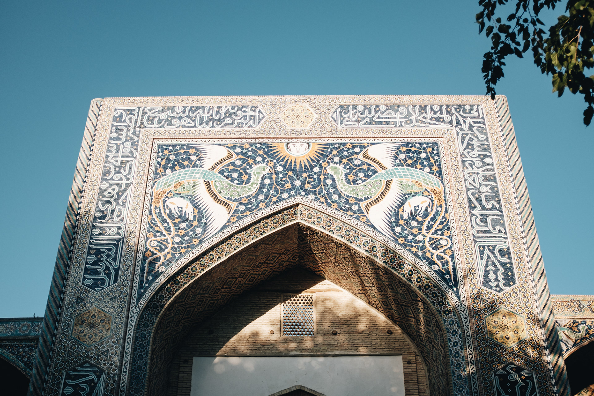 Nadir Divan-Begi Madrasah - pozoruhodná kachlíková mozaika v průčelí s pávy a jehněty (!)