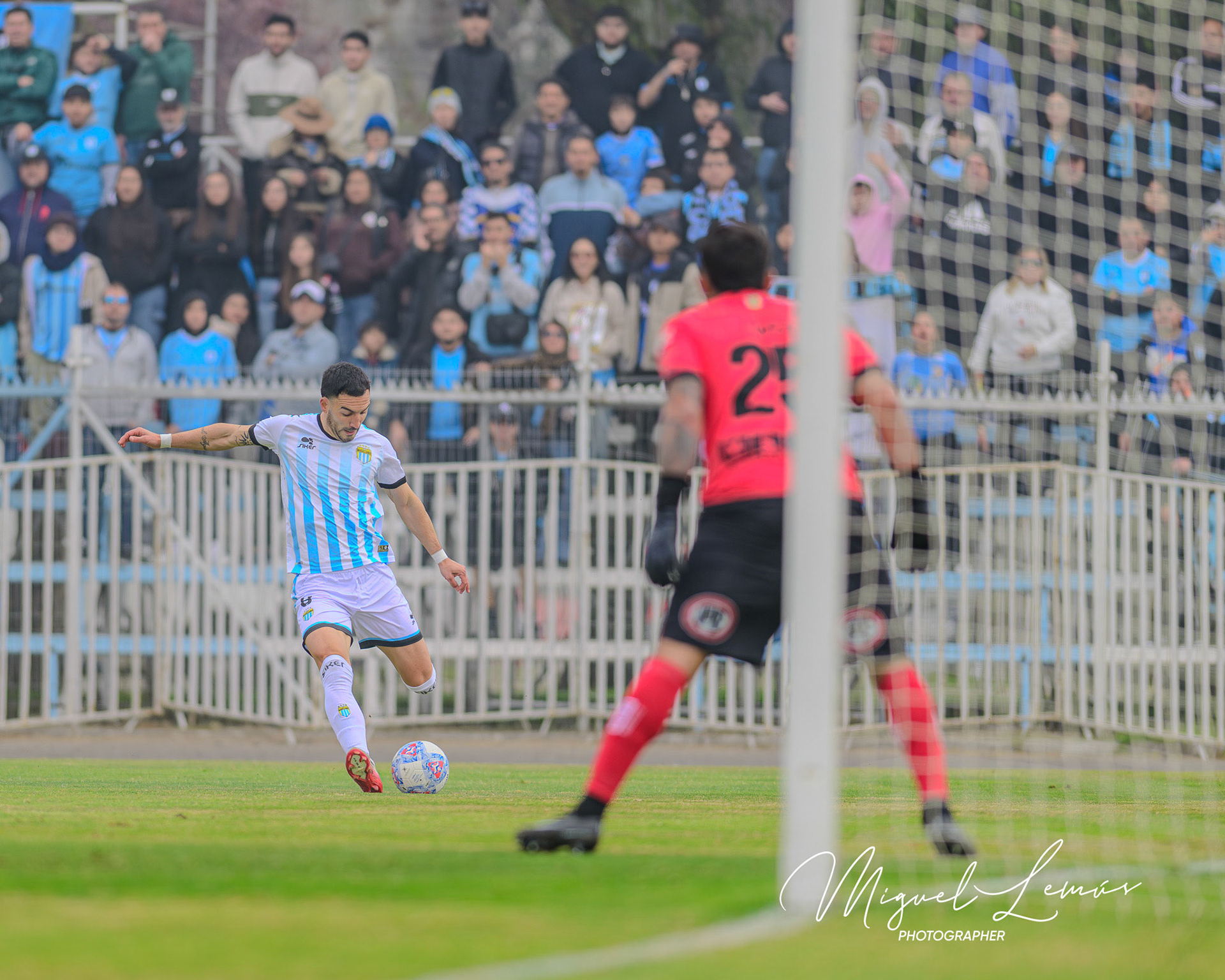 Santiago, Chile - 2026-05-31: Acción del partido entre Deportes Magallanes  y Deportes Iquique   Liga de Ascenso   2026 disputado en el  Estadio Municipal; de San Bernardo Fecha 14 del campeonato  2026Foto: Miguel Lemus Dávila