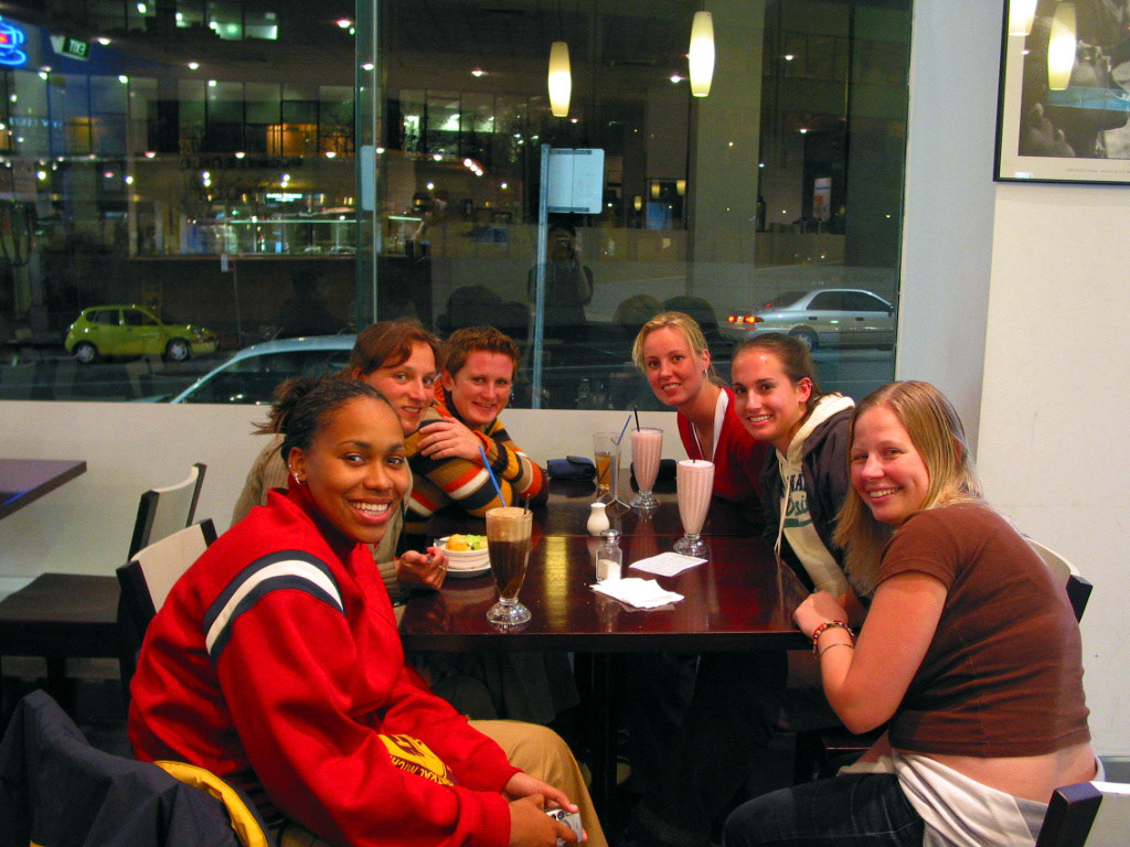 A reunion with some of the friends from Fraser Island...Raina, Jenny, Vivianne, Laura (Holland), Me and Becky (England)
