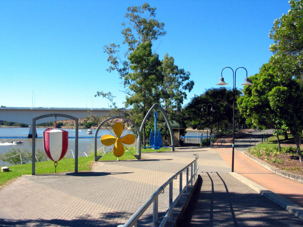 By the Brisbane River with Kangaroo Point (rockclimbing!) in the background