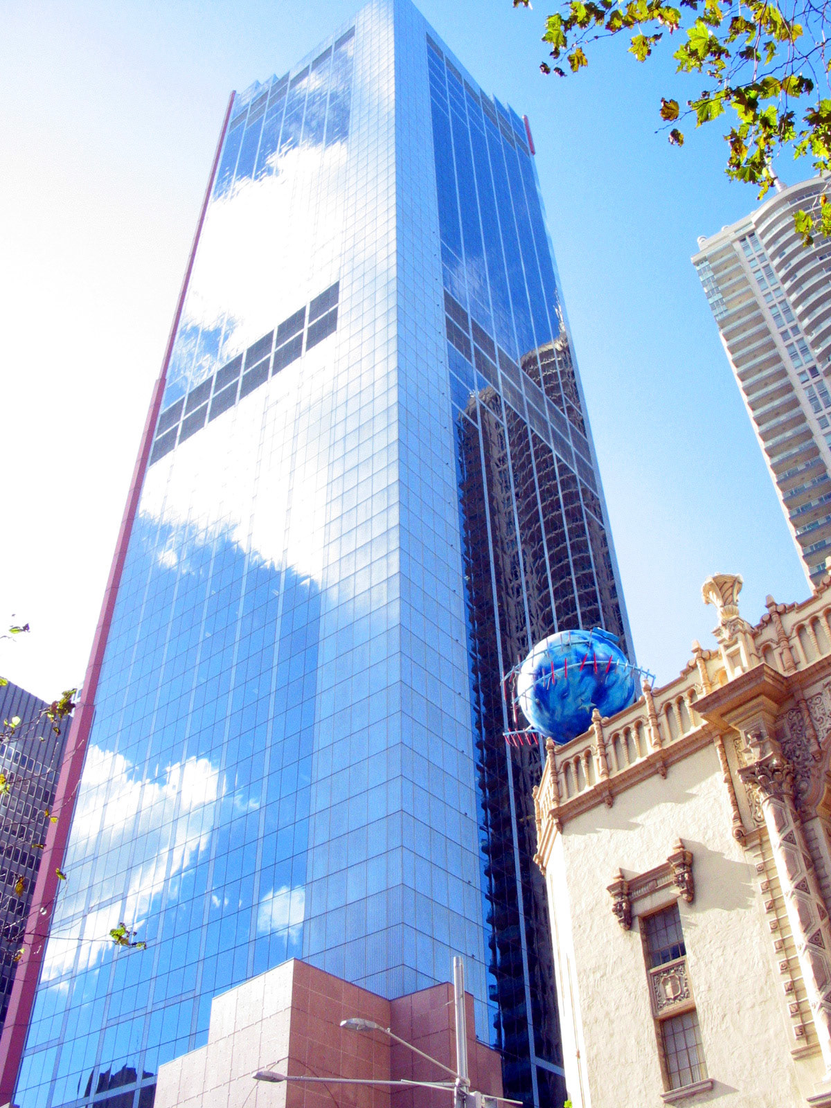 Sky reflecting in Sydney skyscraper