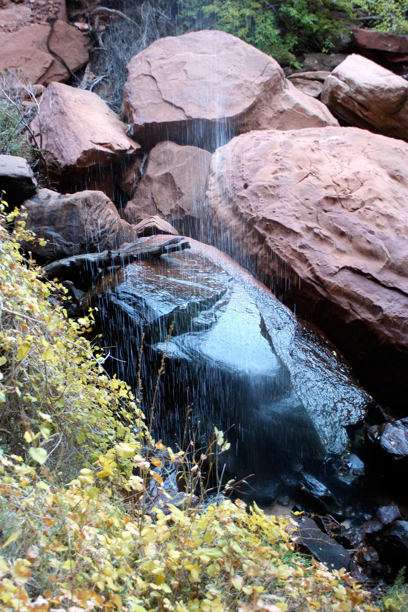 A slow and constant waterfall