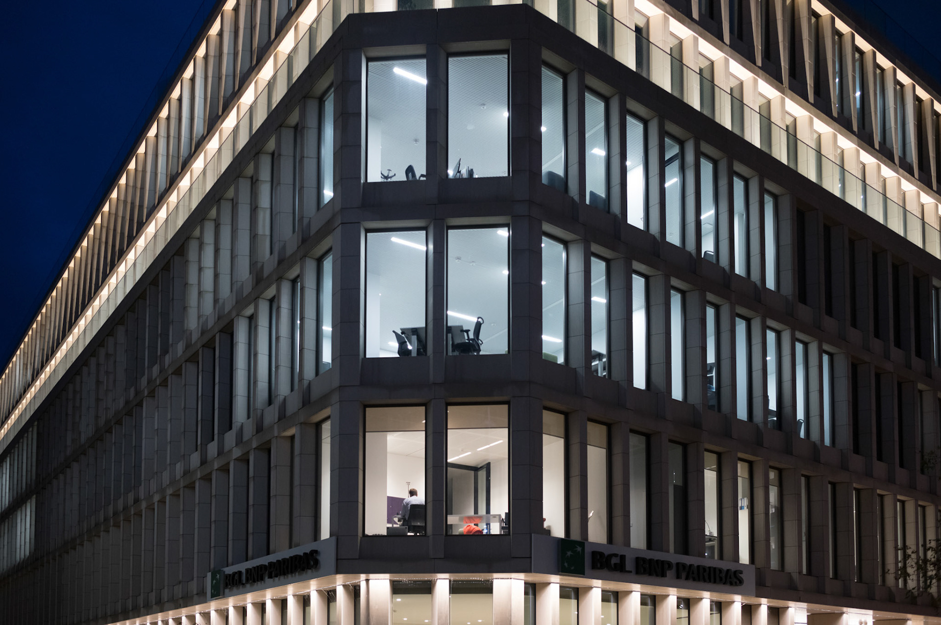 Seul au bureau