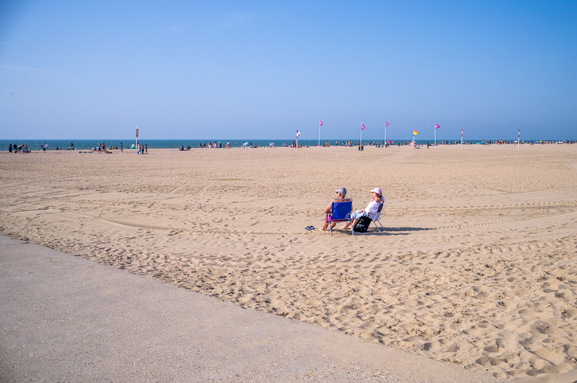 Seuls sur le sable