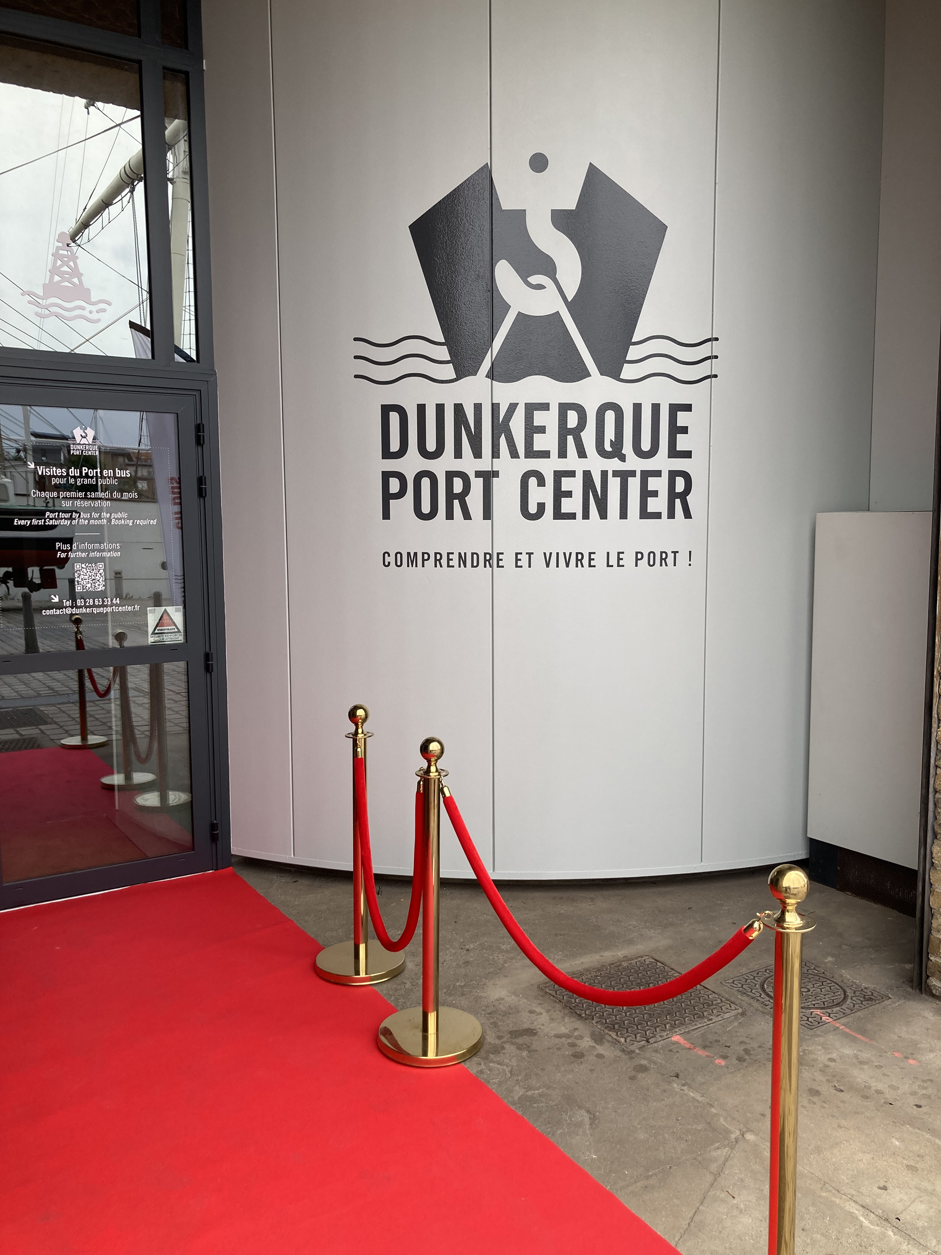 Le Dunkerque Port Center a officiellement rejoint jeudi 22 juin, le réseau mondial des centres portuaires de l’AIVP, pour l'occasion Pasquale Communication s'est chargé de la conception de la signalétique Entrée, Roll-up directionnel, plan demande d'autorisation. Conception : ©Pasquale Communication Pose : Edi Prim Dunkerque