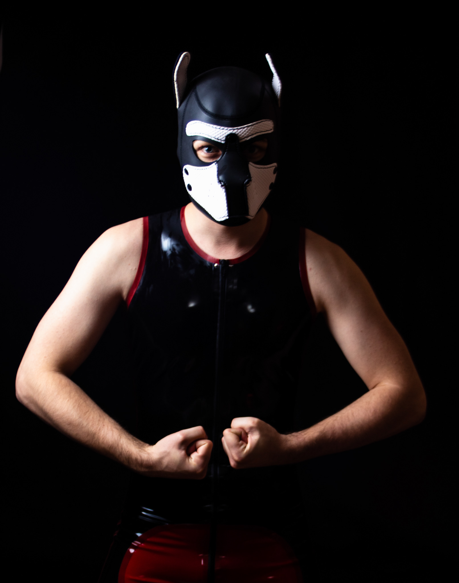 PUPPLAY IN RUBBER- PORTRAIT IN STUDIO