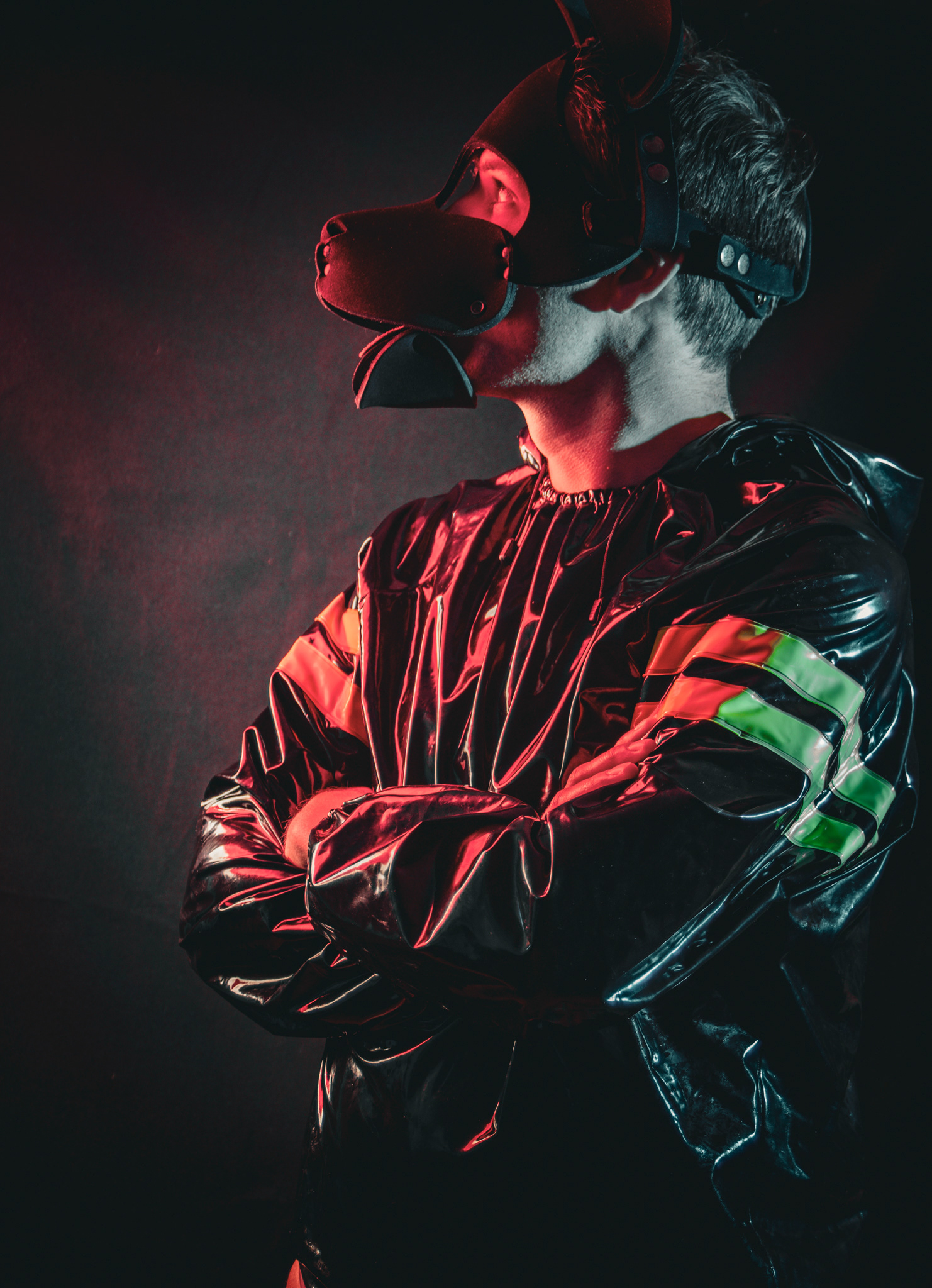 PUPPLAY IN RUBBER- PORTRAIT IN STUDIO