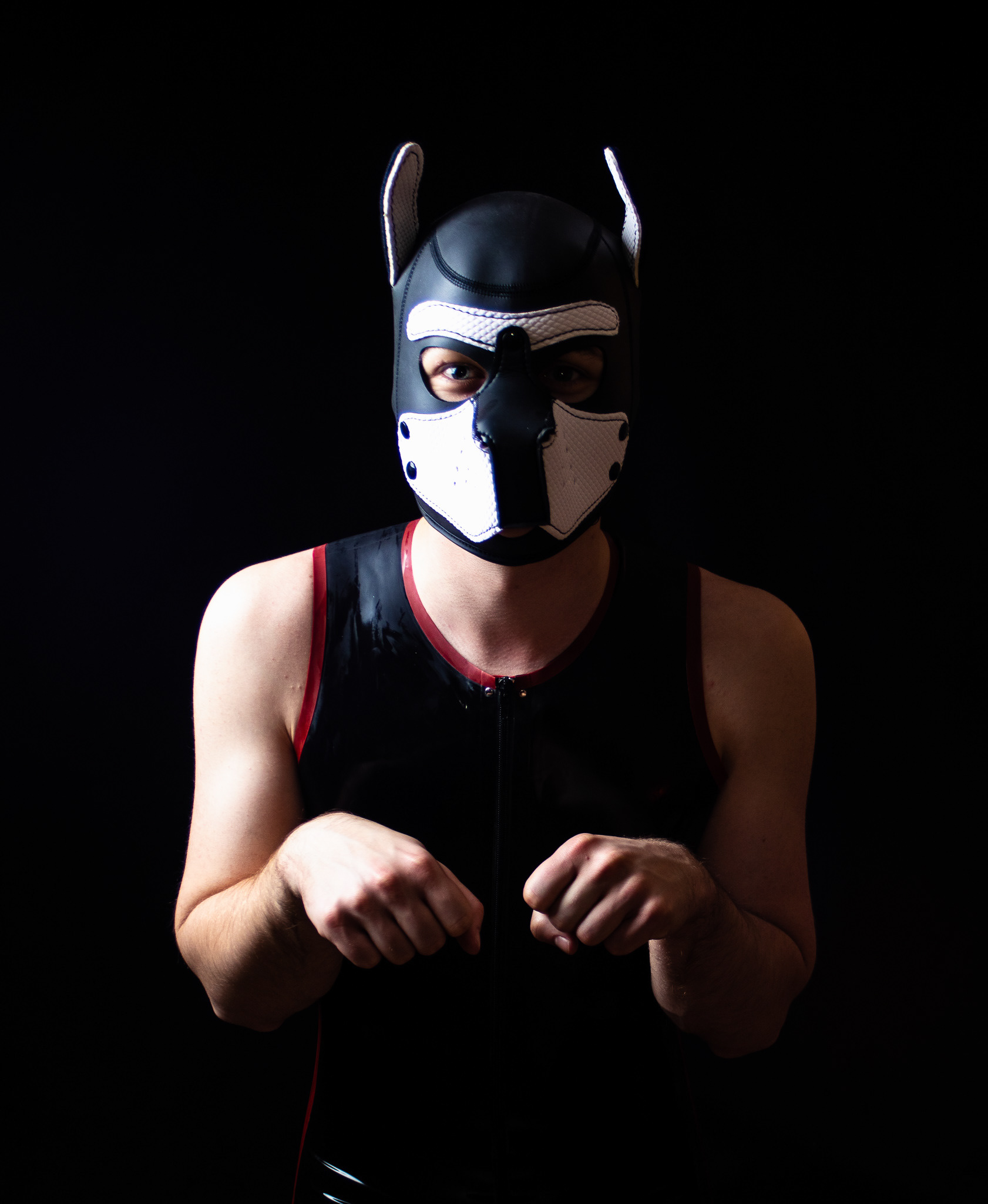 PUPPLAY IN RUBBER- PORTRAIT IN STUDIO