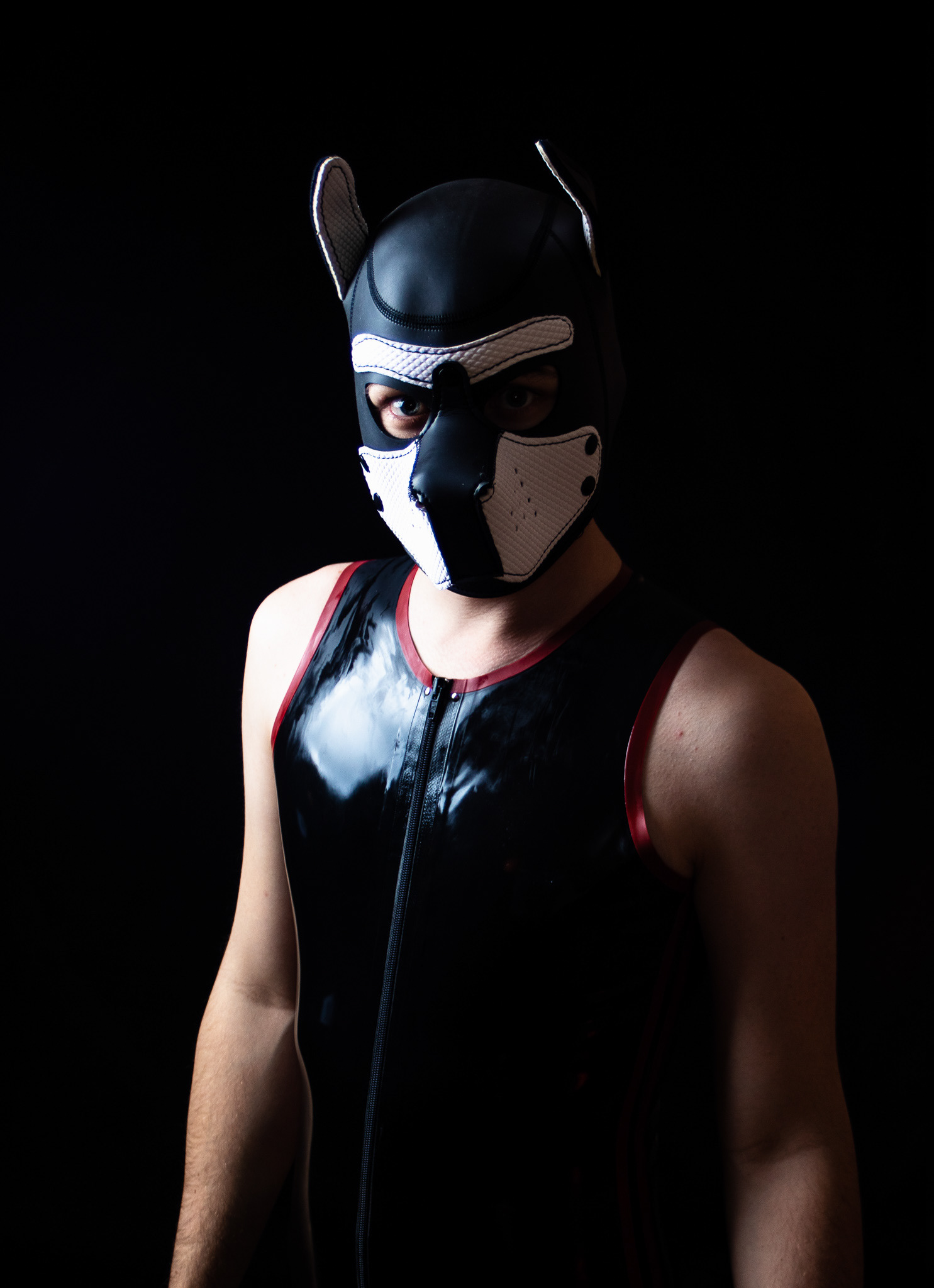 PUPPLAY IN RUBBER- PORTRAIT IN STUDIO
