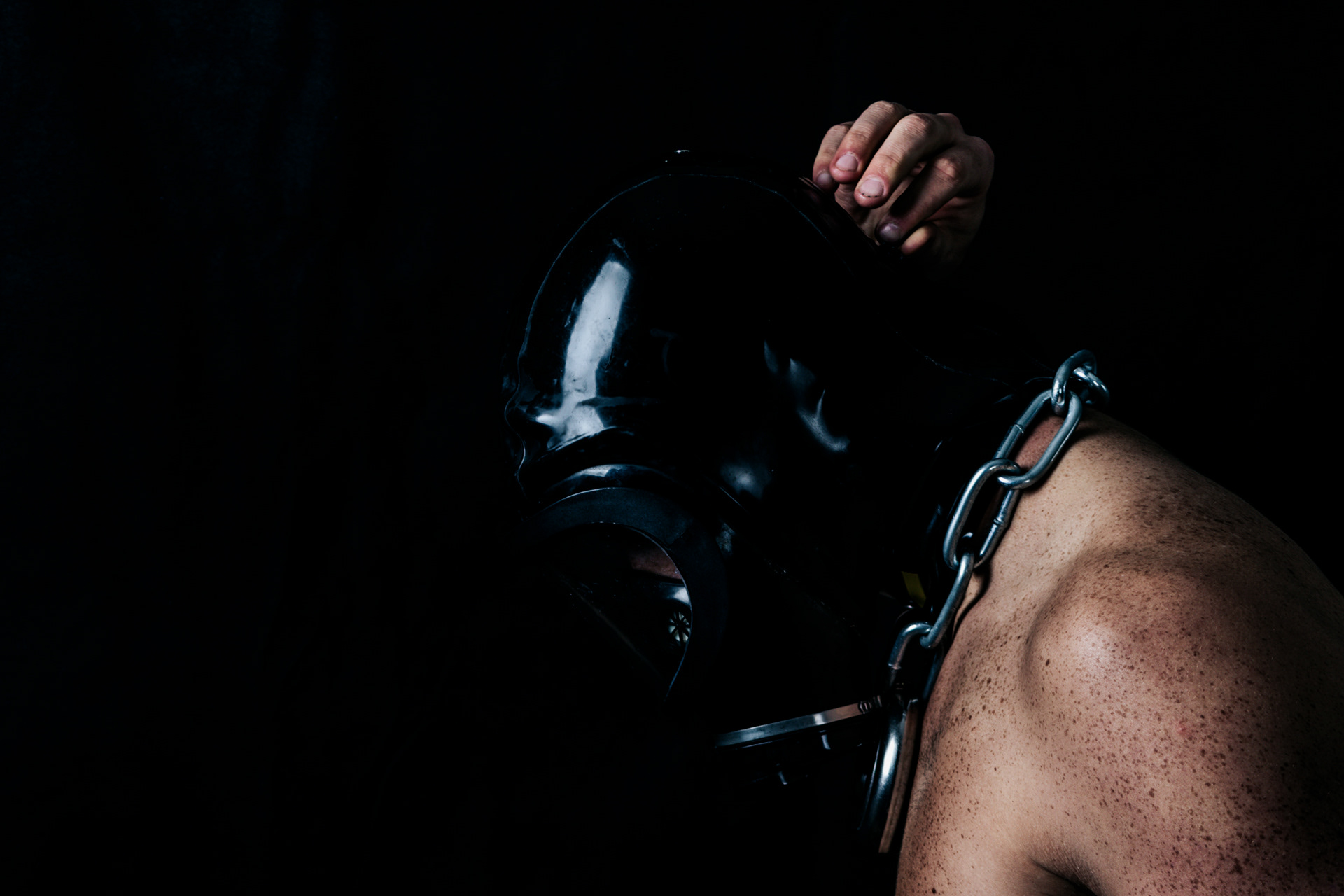 RUBBER GASMASK IN STUIDO