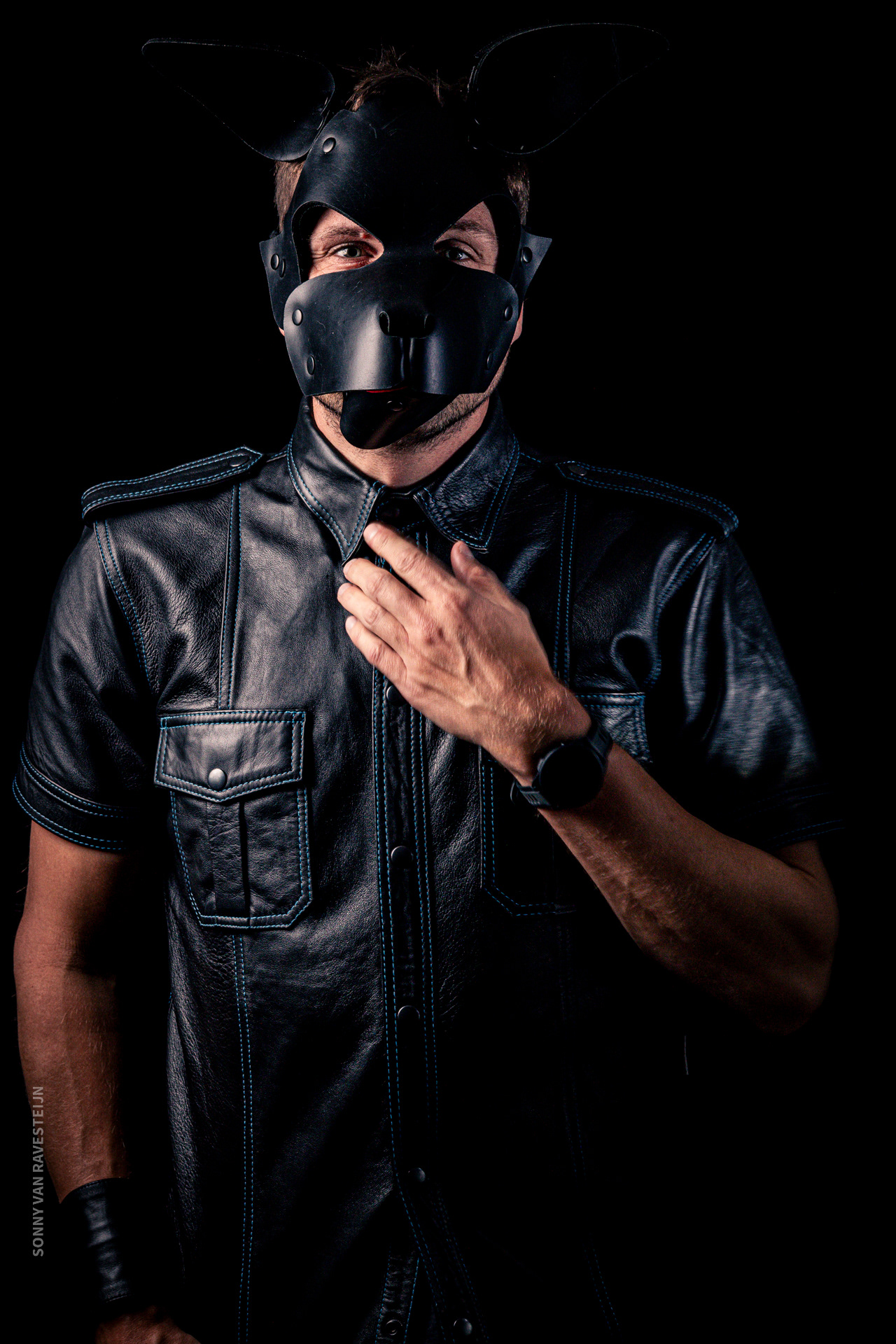 PUPPLAY IN LEATHER- STUDIO PHOTOGRAPHY