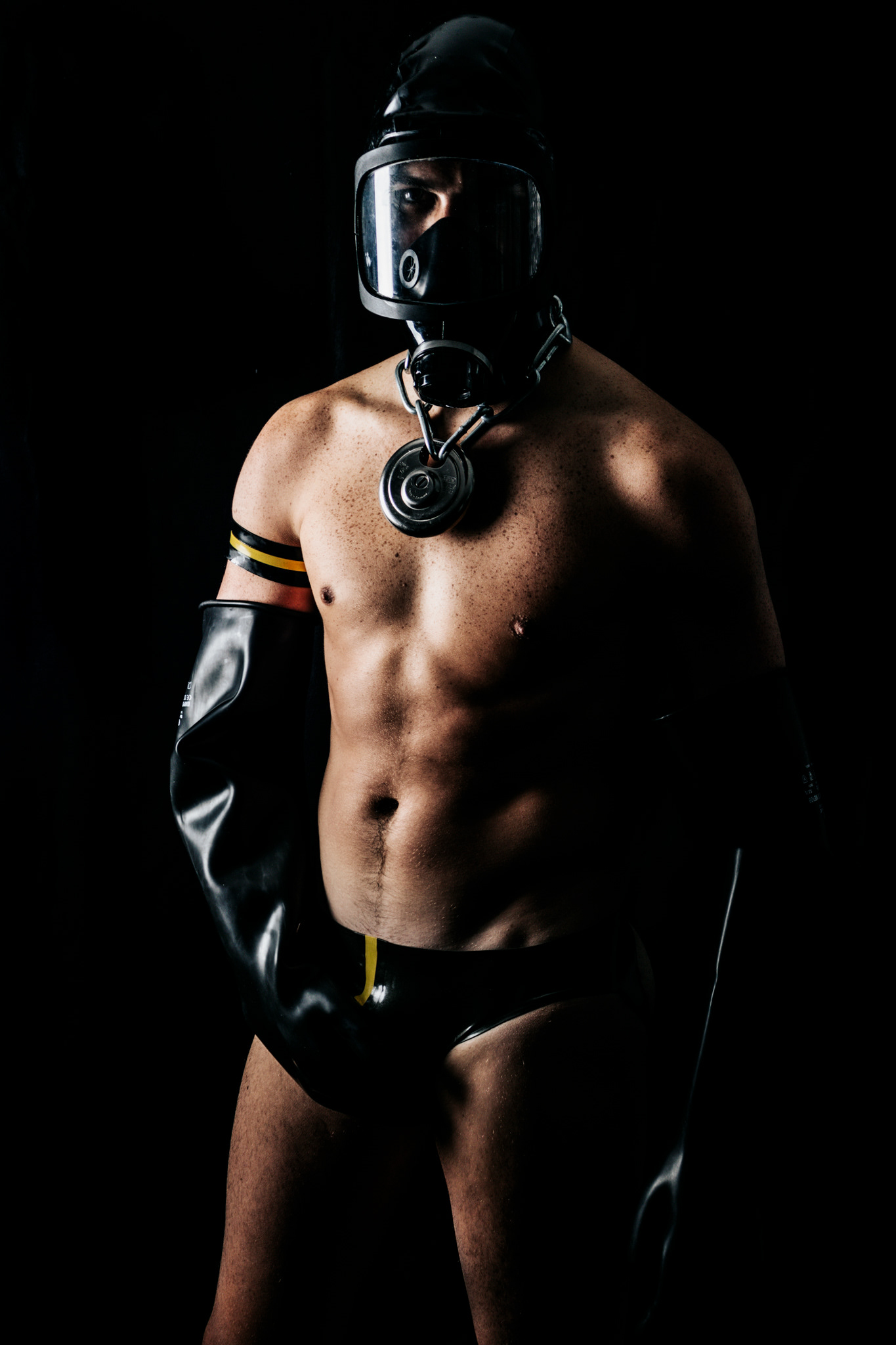 RUBBER GASMASK IN STUIDO