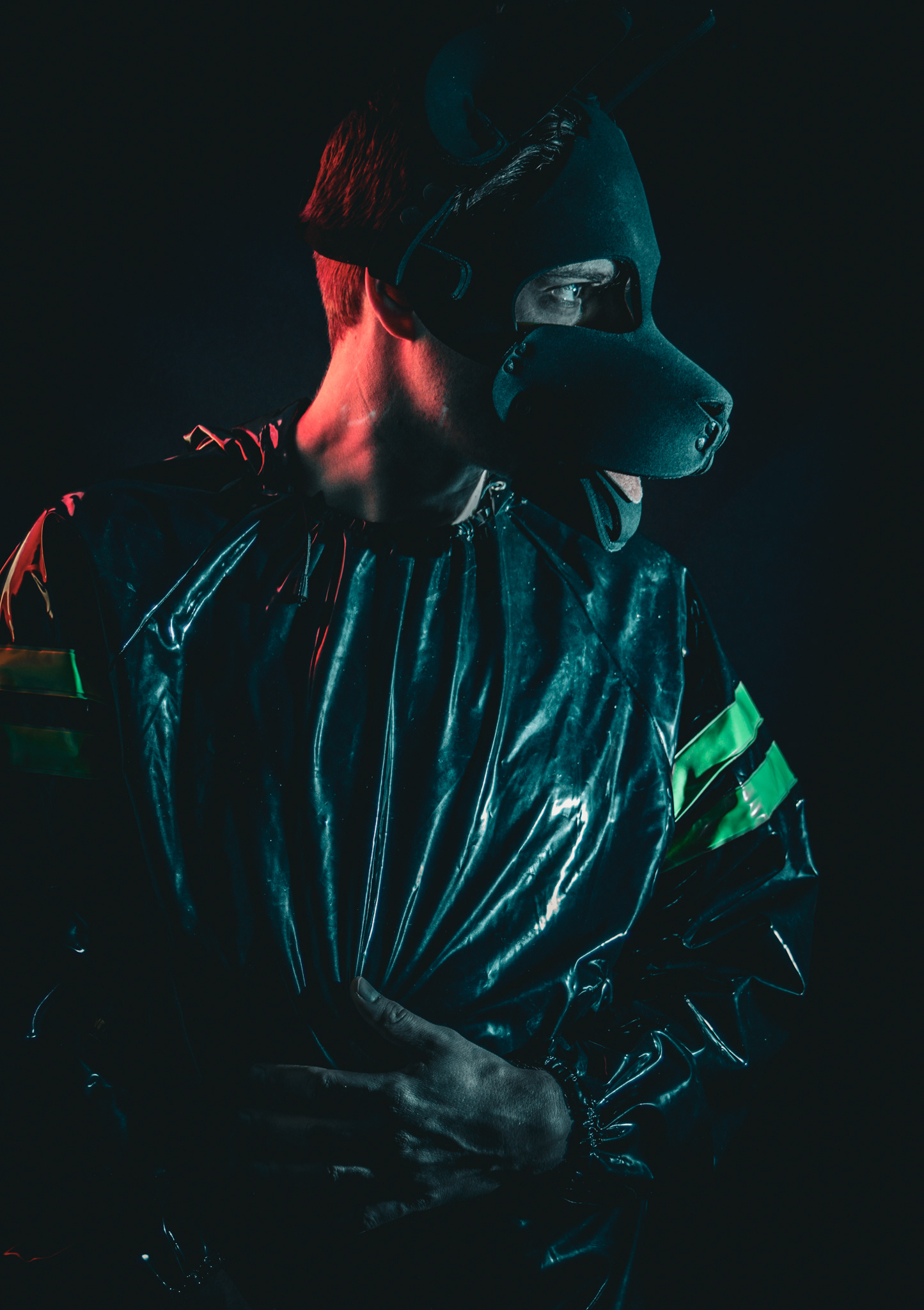 PUPPLAY IN RUBBER- PORTRAIT IN STUDIO