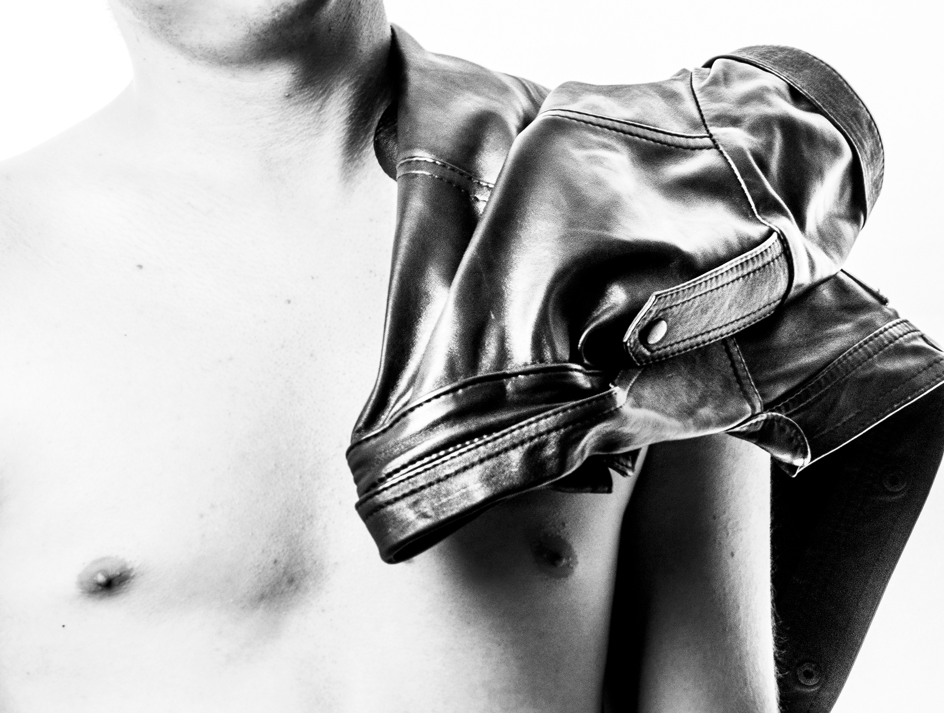 LEATHER PORTRAIT FOCUS ON FASHION IN STUDIO