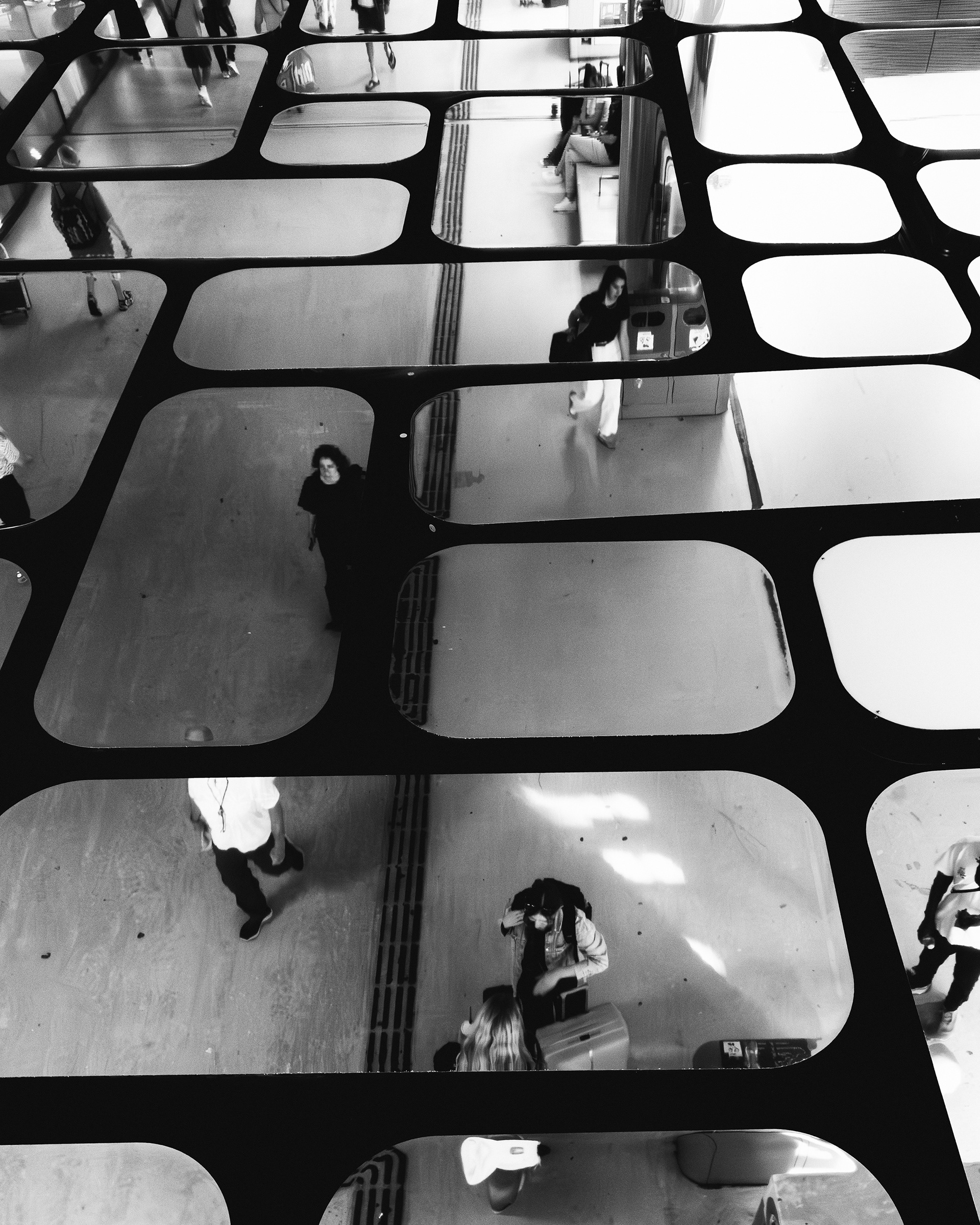 F1600 - The upside-down. Amsterdam trainstation