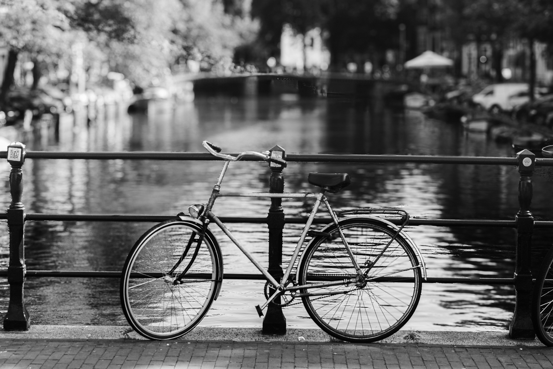 F1590 - Bicycle by the canal