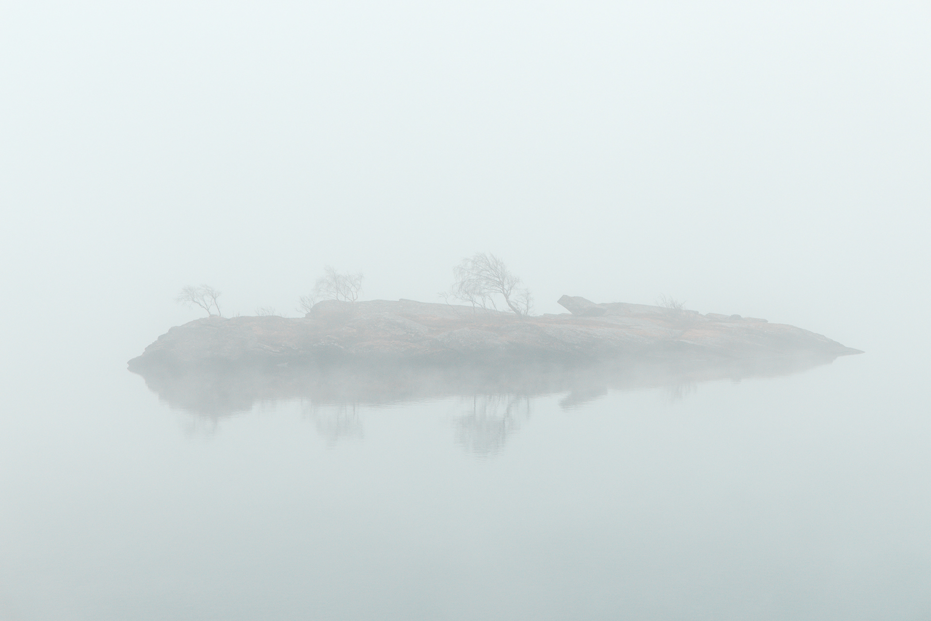 F7578 - Island in the fog. Vangsmjøsa, Vang i Valdres. November 2024