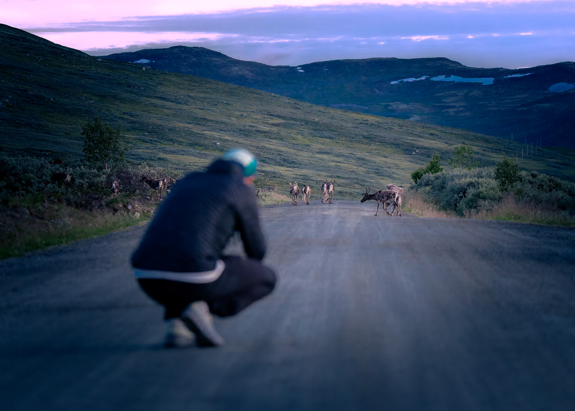 F2559 - Photographing the locals
