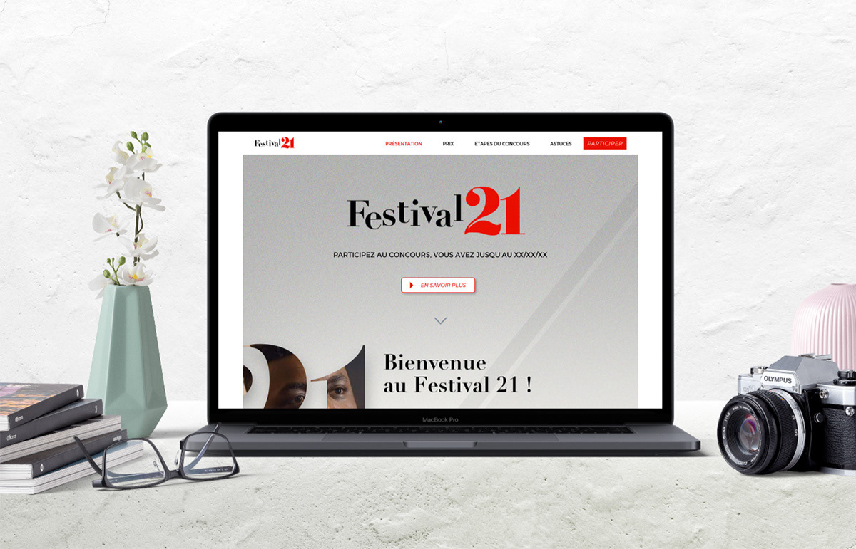 Un ordinateur portable est ouvert sur la homepage du site.