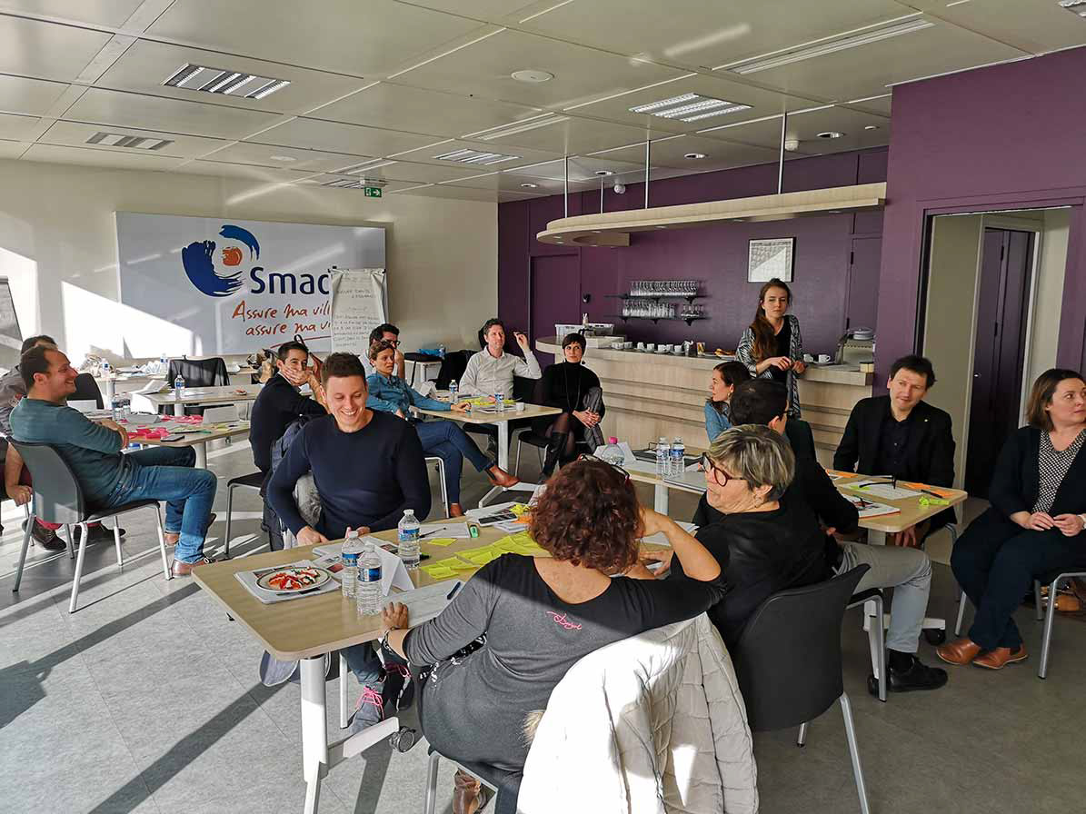 Photo des participants réunis en ateliers par équipe de 3 à 4 personnes.