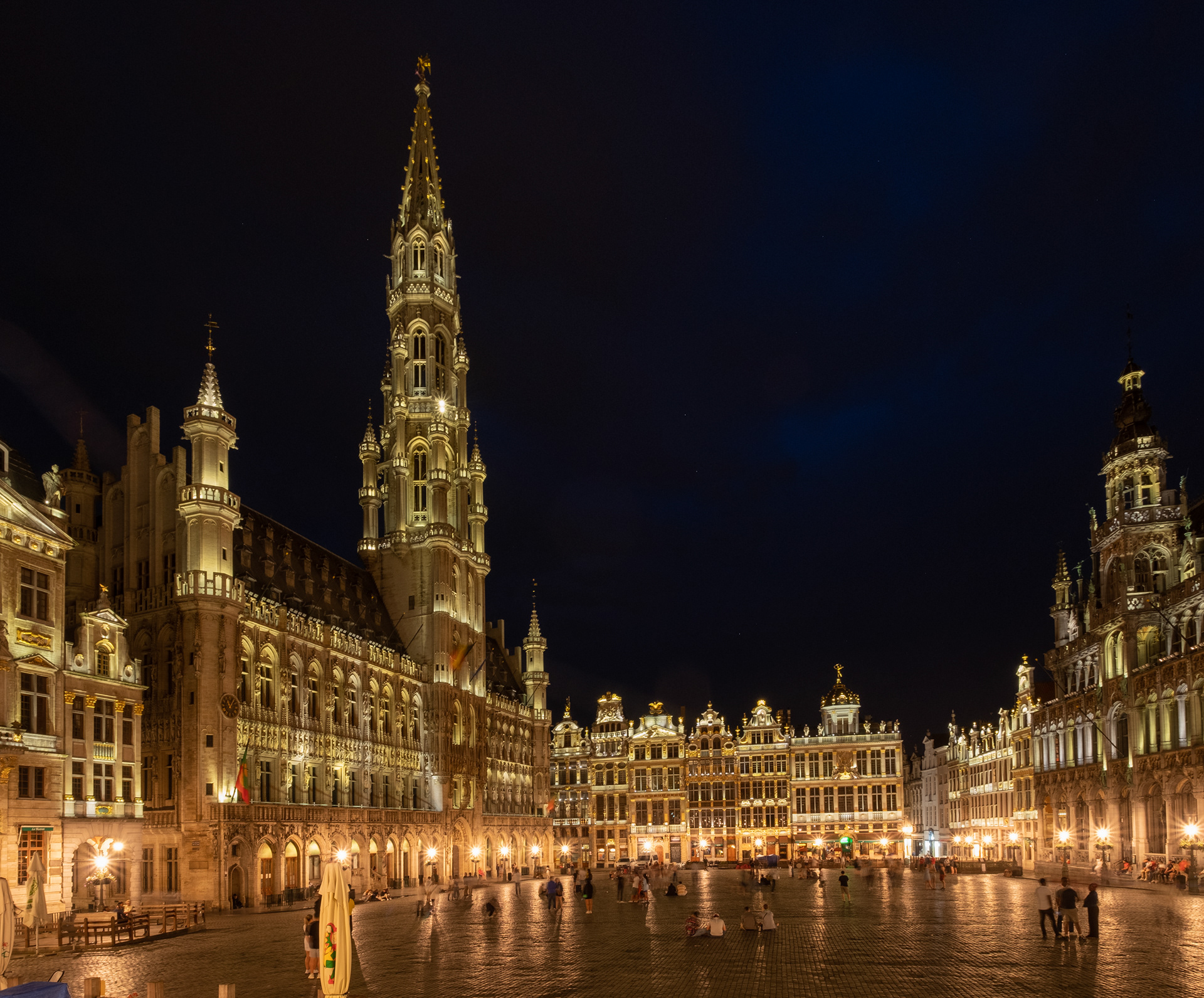 Bruselas - Grand-place, rodeada por casas de los gremios, el ayuntamiento y la Maison du Roi