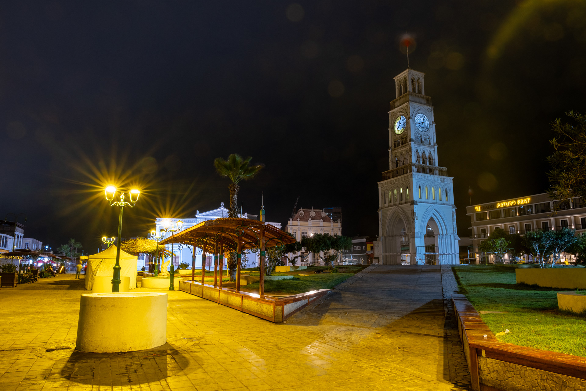 Torre del Reloj y Plaza Arturo Prat