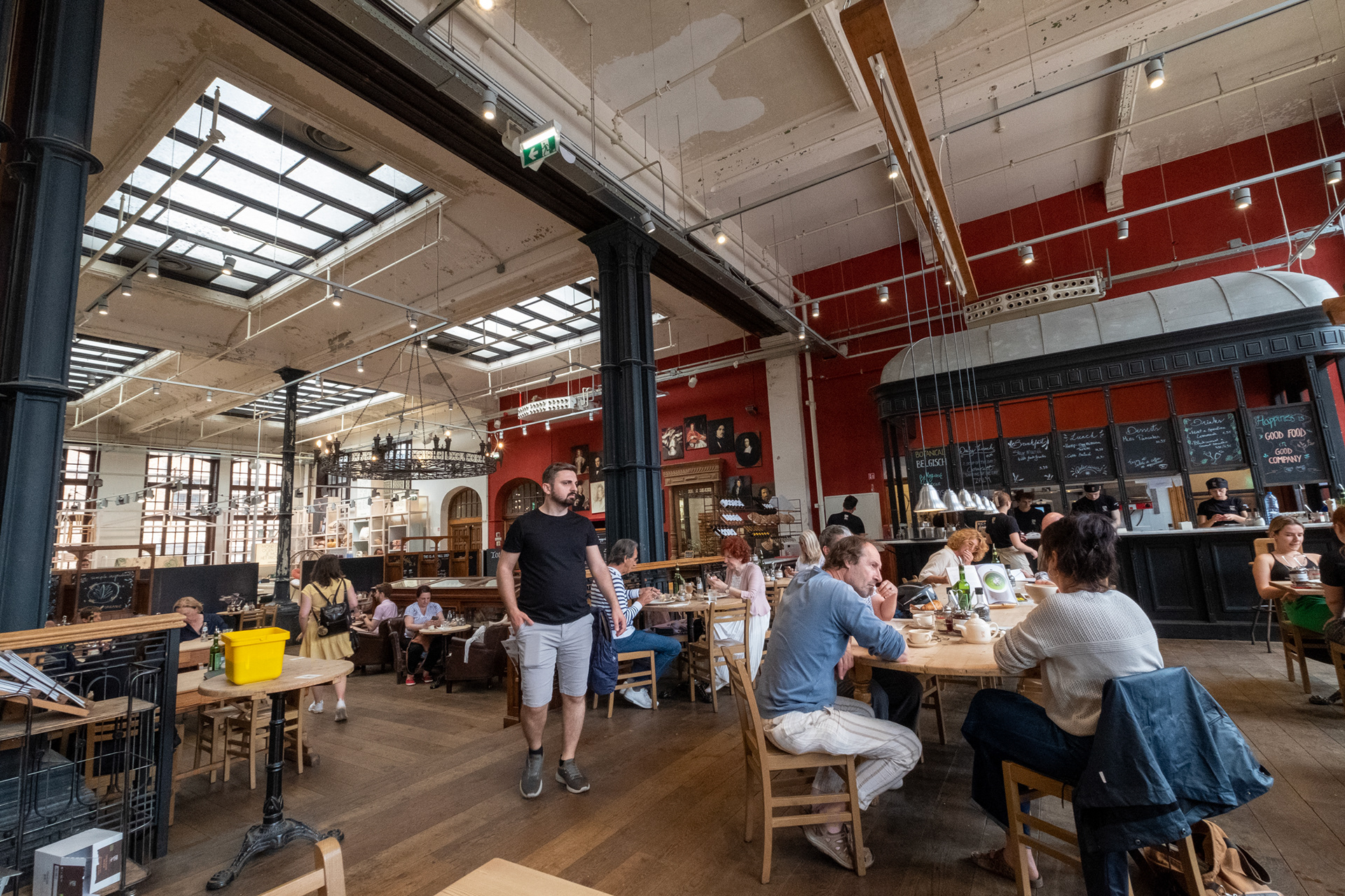 Mercado, dentro del viejo edificio de correos - The Post