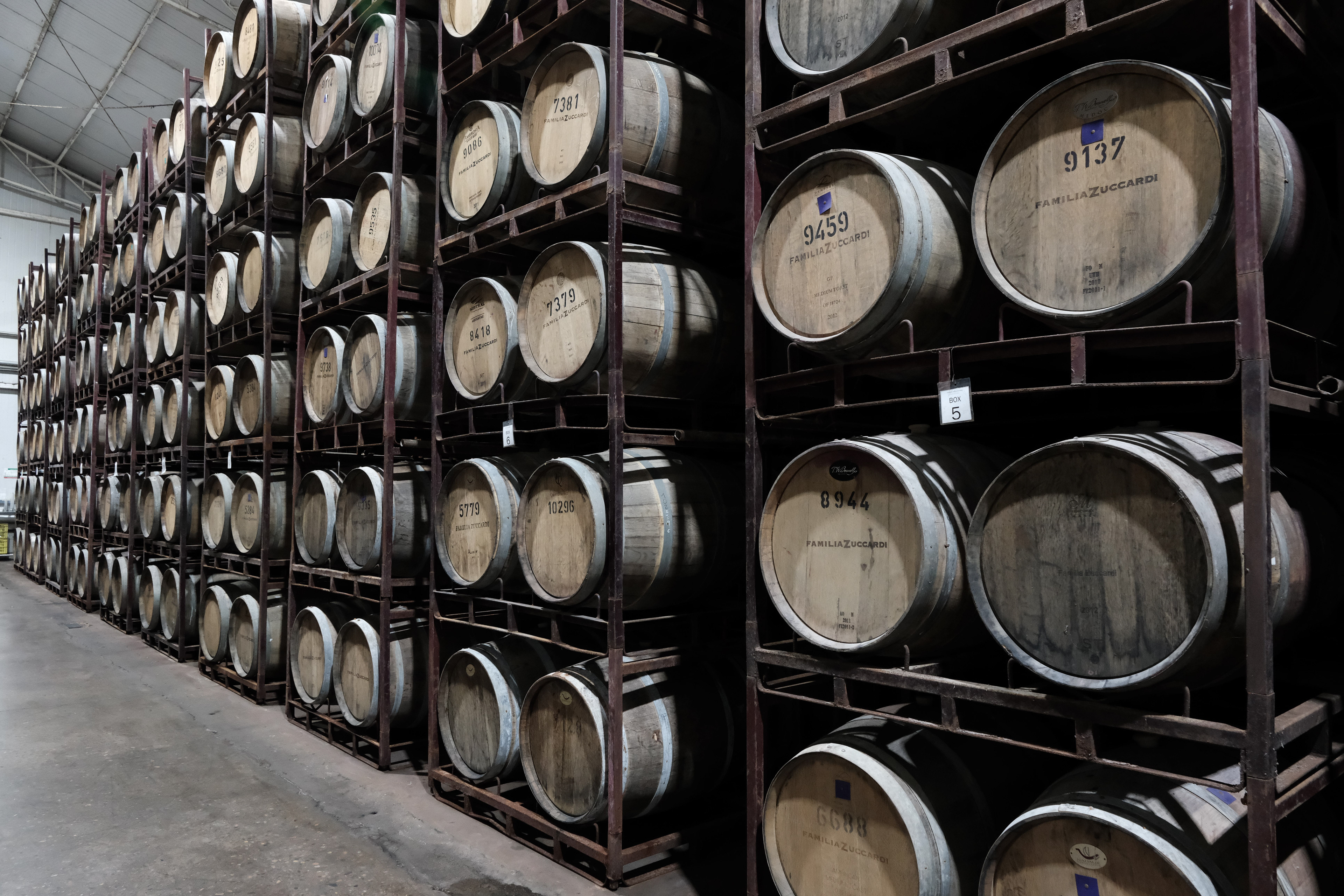 Bodega Santa Julia - tanques de fermentacion de mayor tiempo