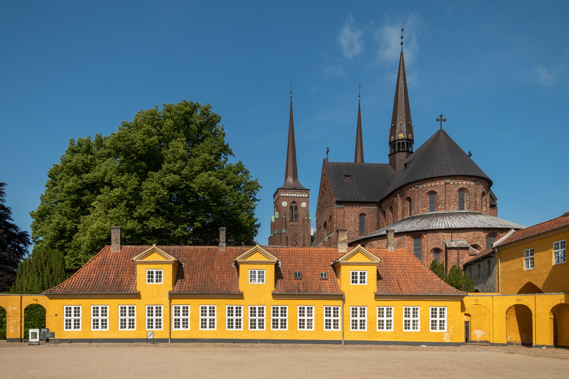 Roskilde - palacio real (atrás la catedral)
