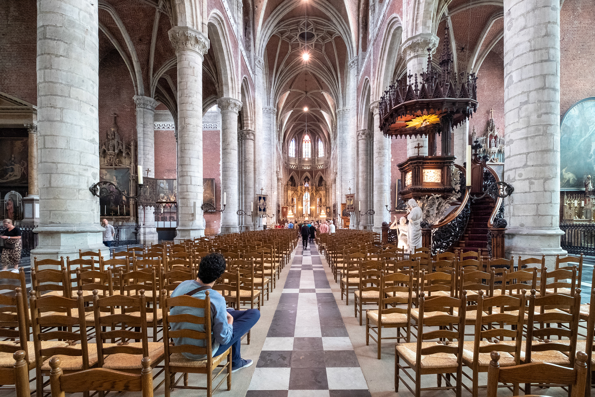 Iglesia de San Miguel (Sint-Michielskerk). Estilo gótico tardío.