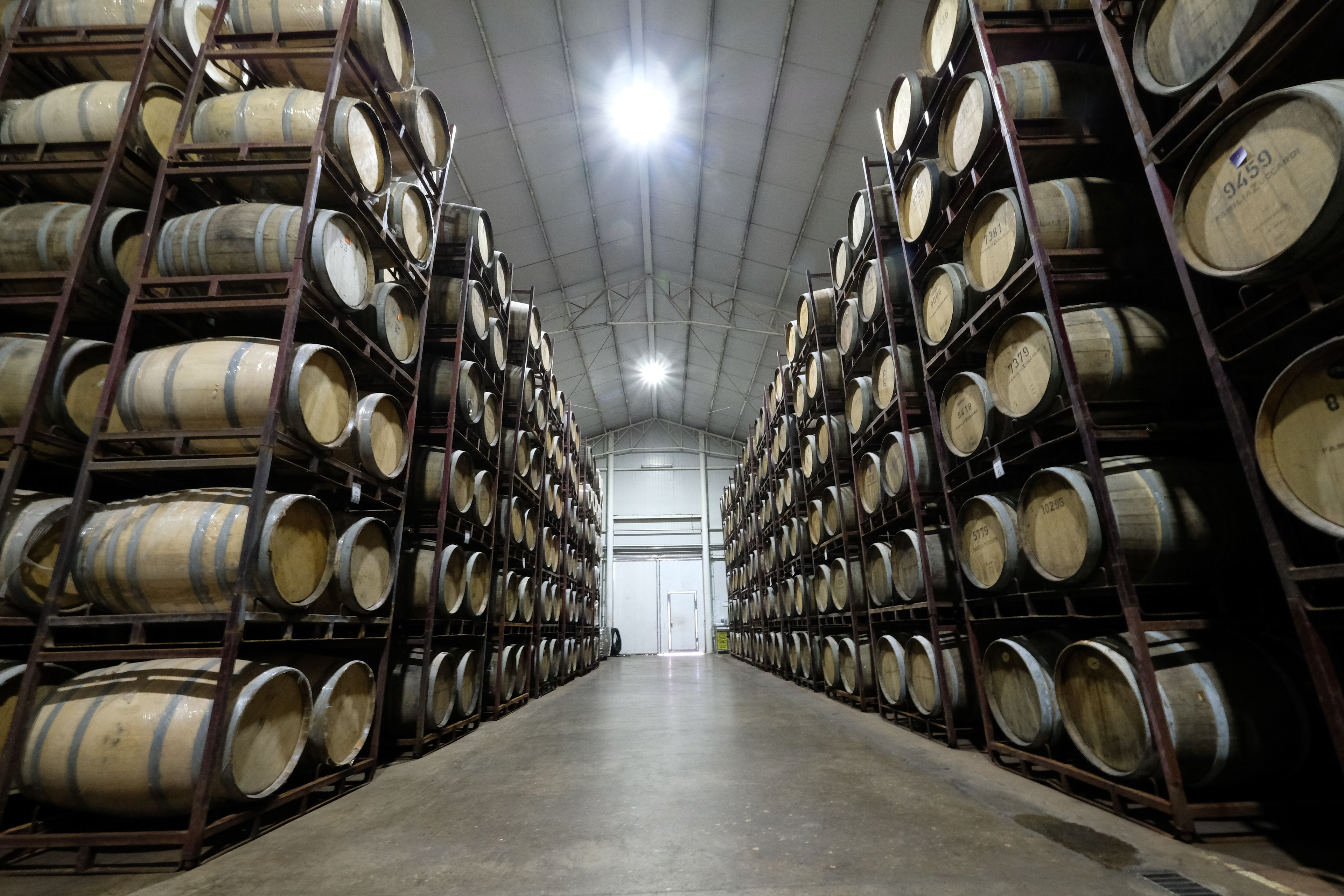 Bodega Santa Julia - tanques de fermentacion de mayor tiempo