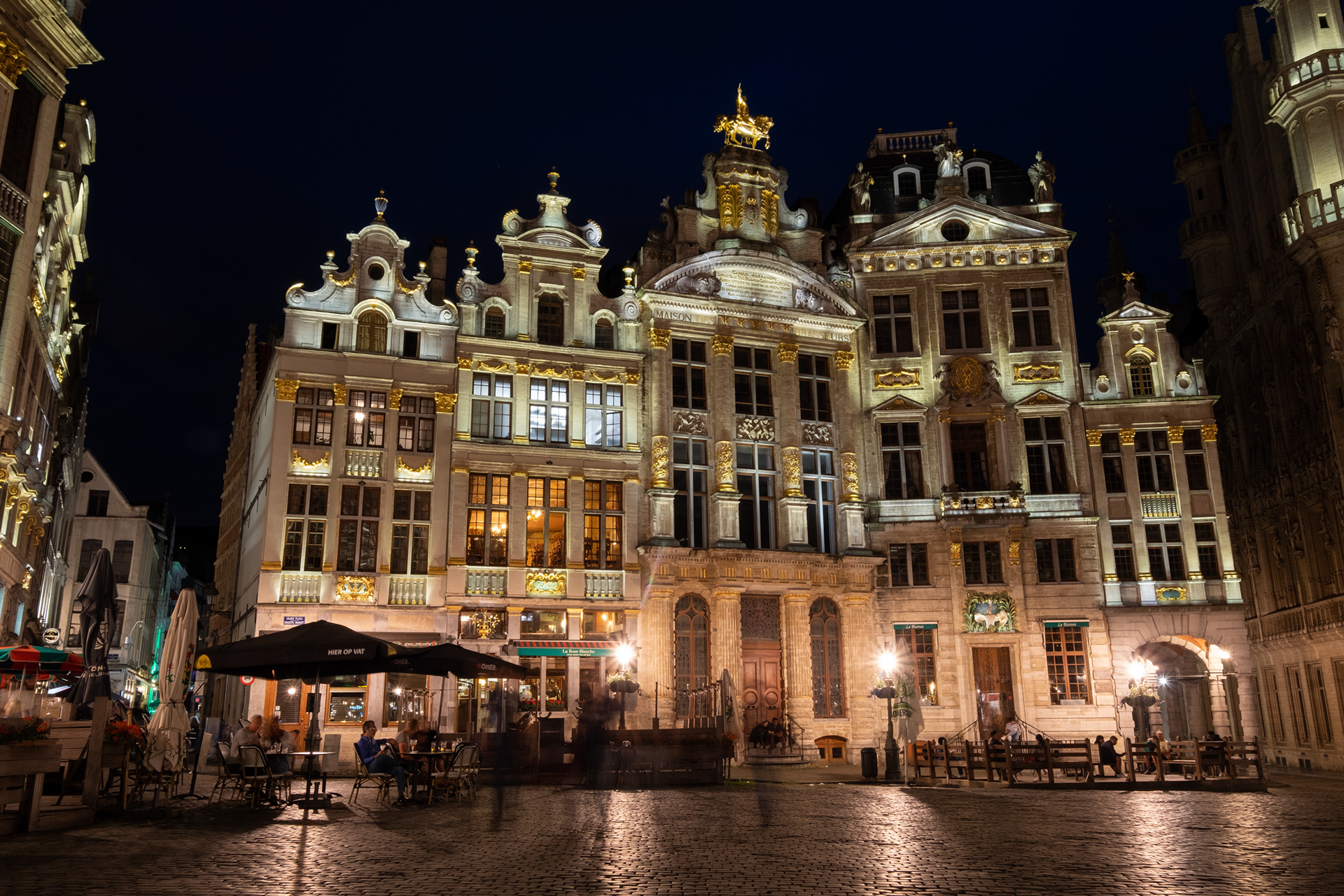 Bruselas - Grand-place, rodeada por casas de los gremios, el ayuntamiento y la Maison du Roi