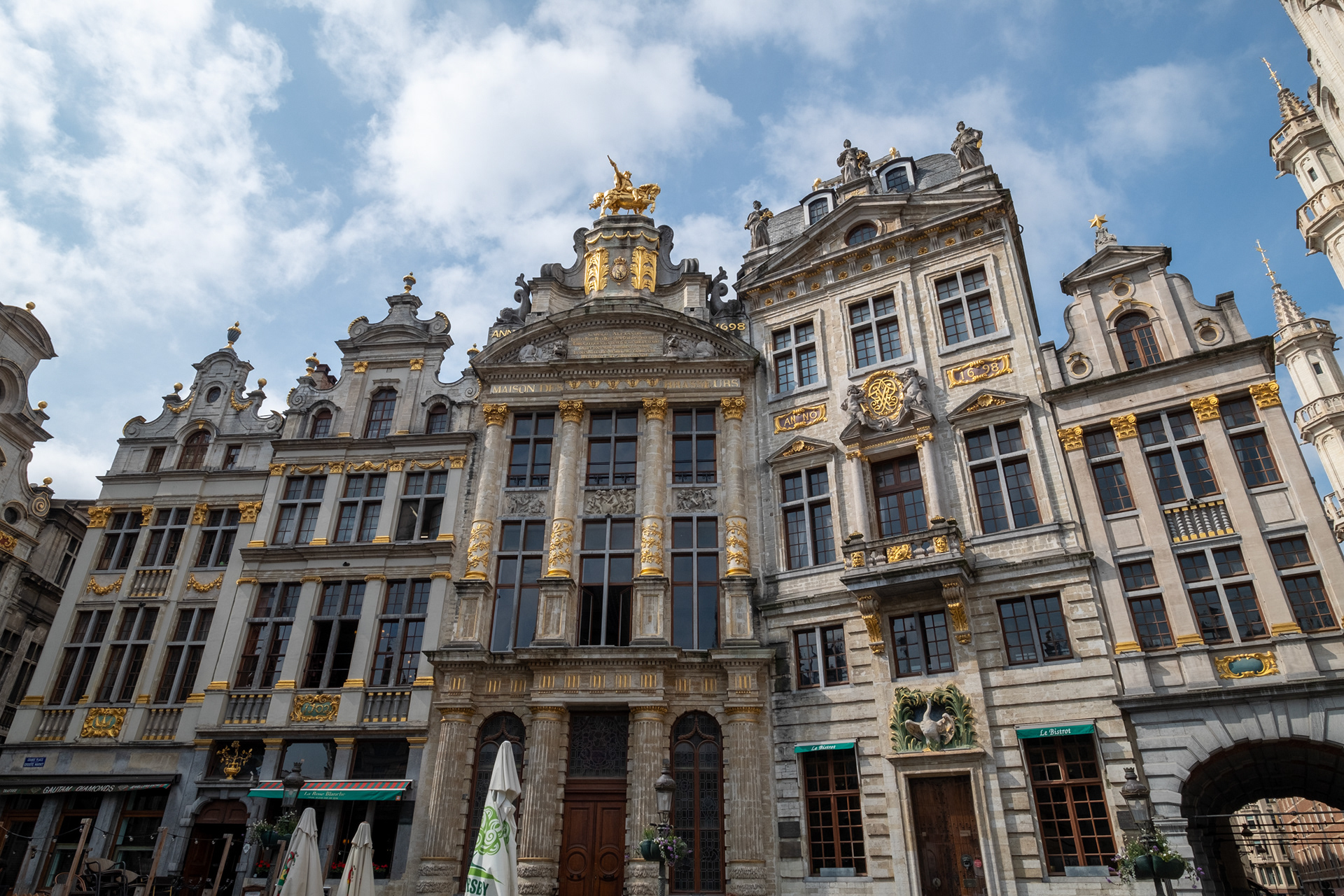 Bruselas - Grand-place, rodeada por casas de los gremios, el ayuntamiento y la Maison du Roi