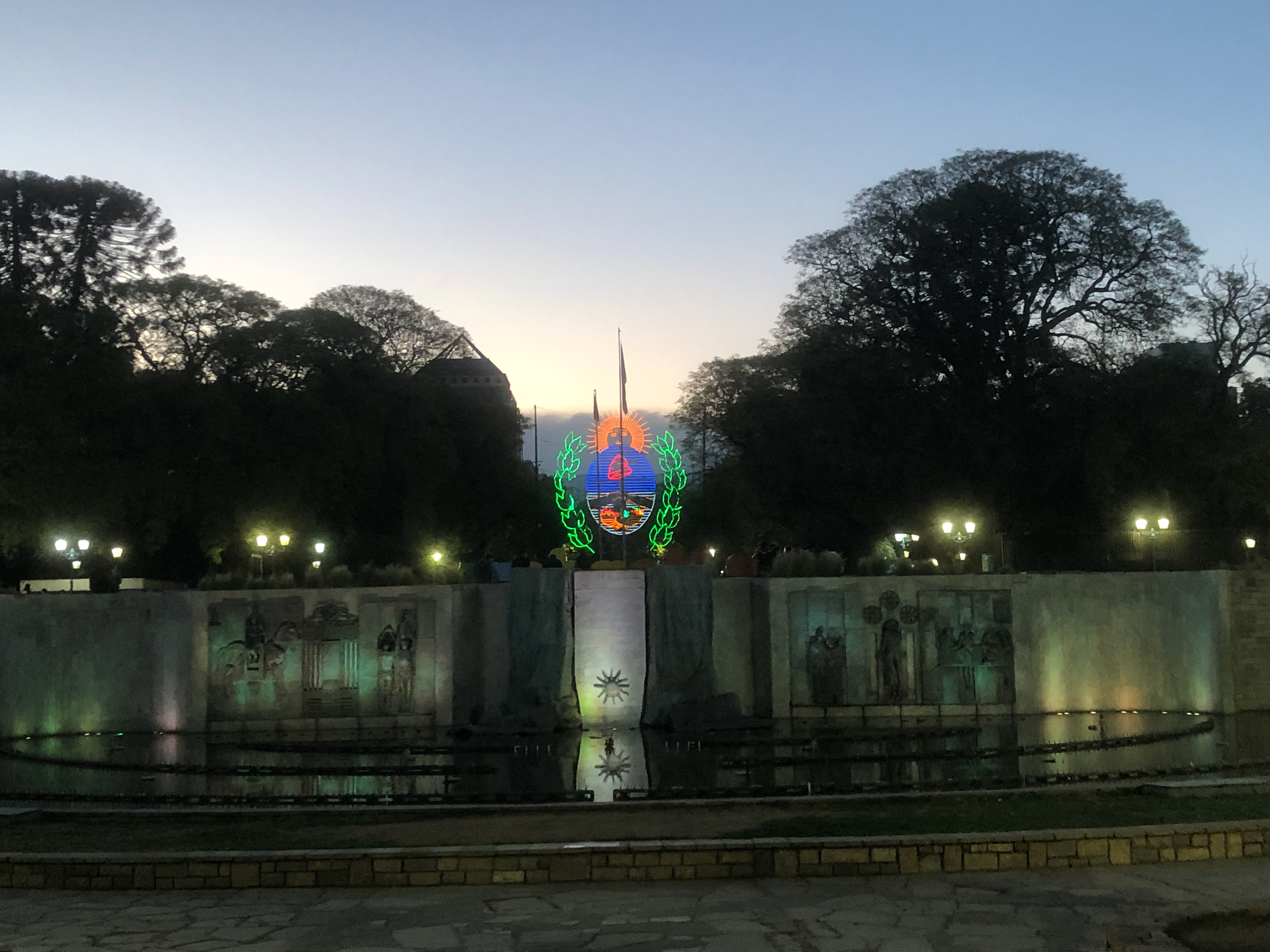 Plaza Independencia por la noche