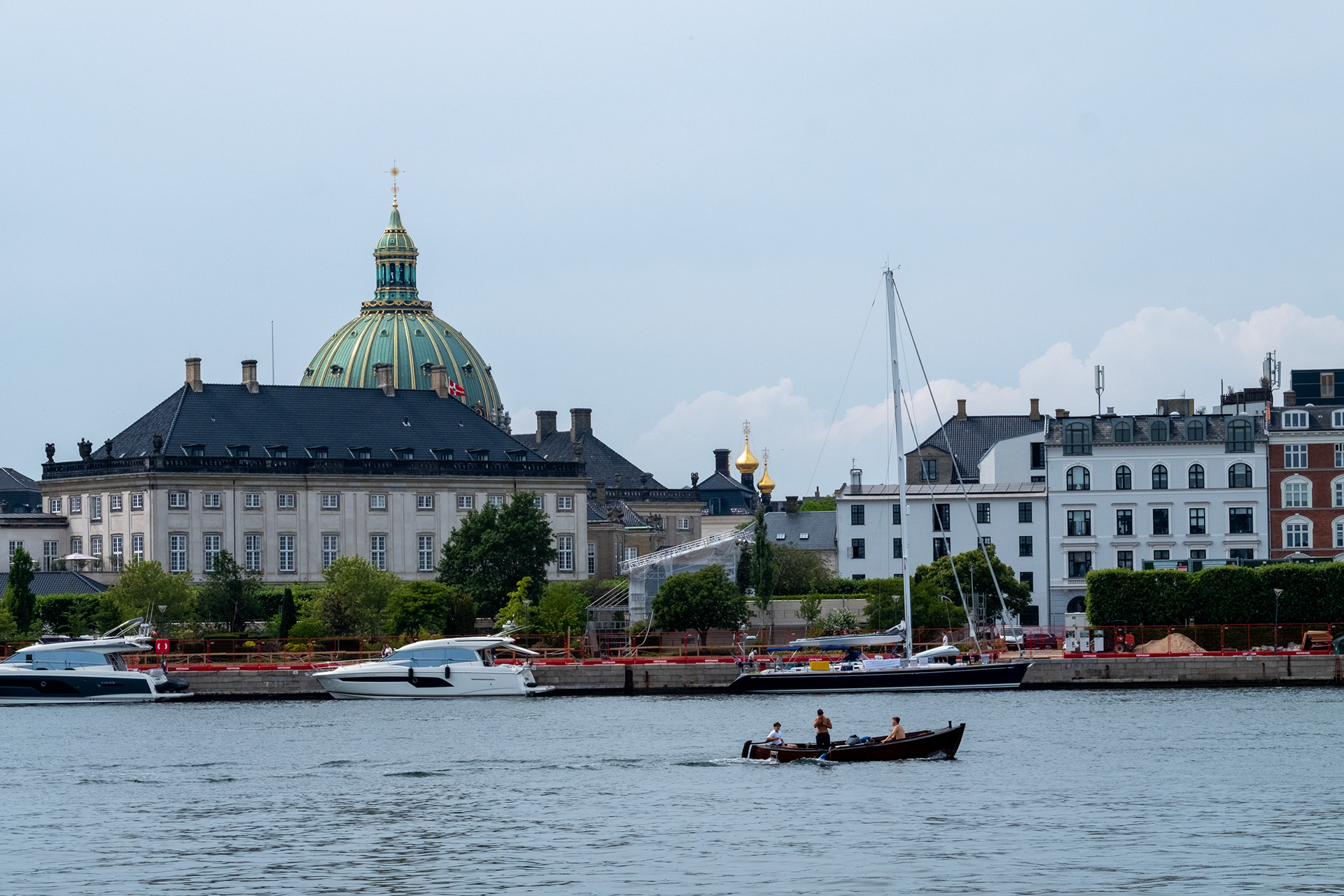 Copenhague - Amalienborg y detrás iglesia de mármol