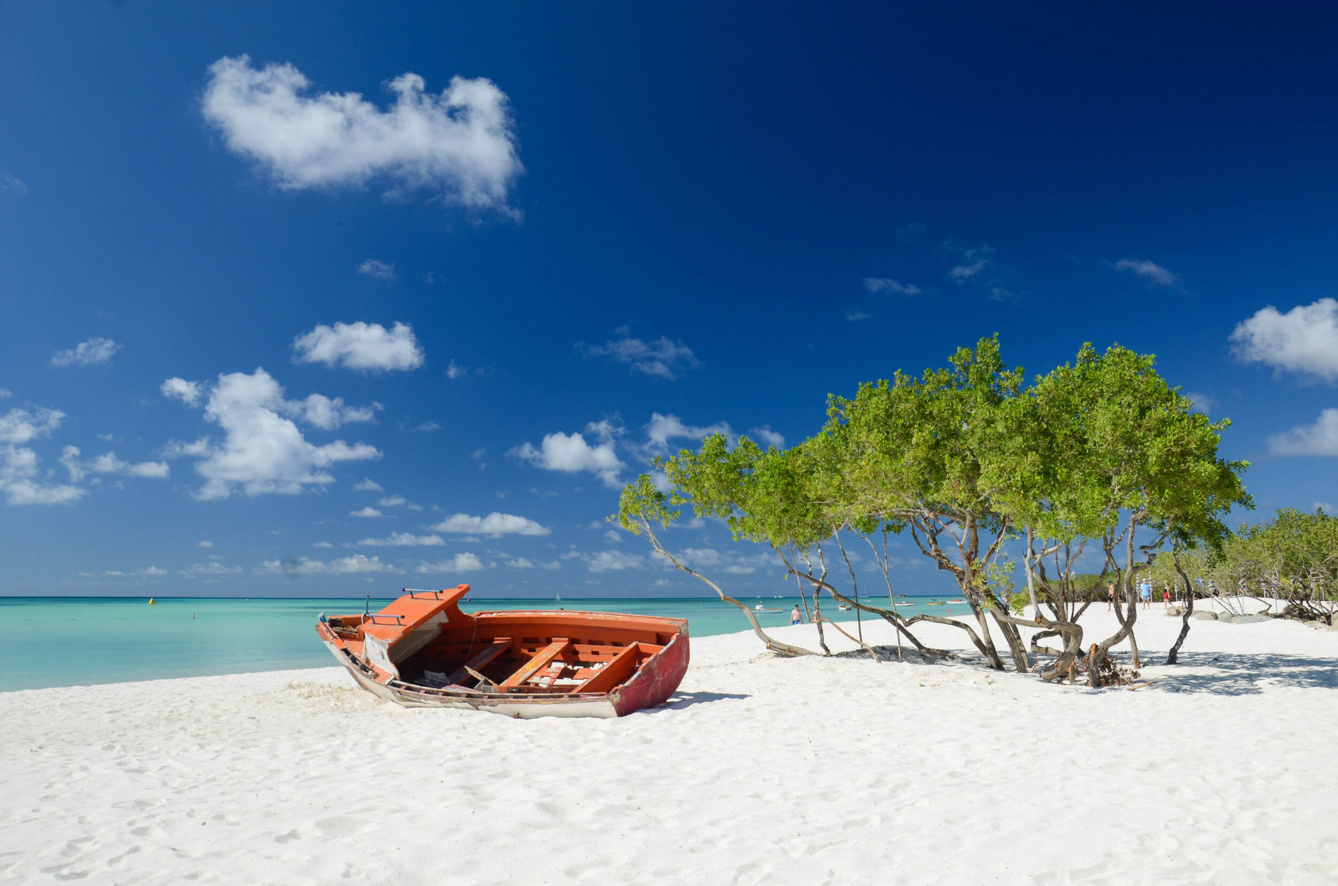 BOAT ON THE BEACH - In Palm Beach, in front of the recently opened Carlton Ritz Hotel, there is this abandoned ship on the beach, about to be dismantled. The same contributes to the beauty of the landscape that exists there. Palm Beach, Aruba, Netherlands Antilles.