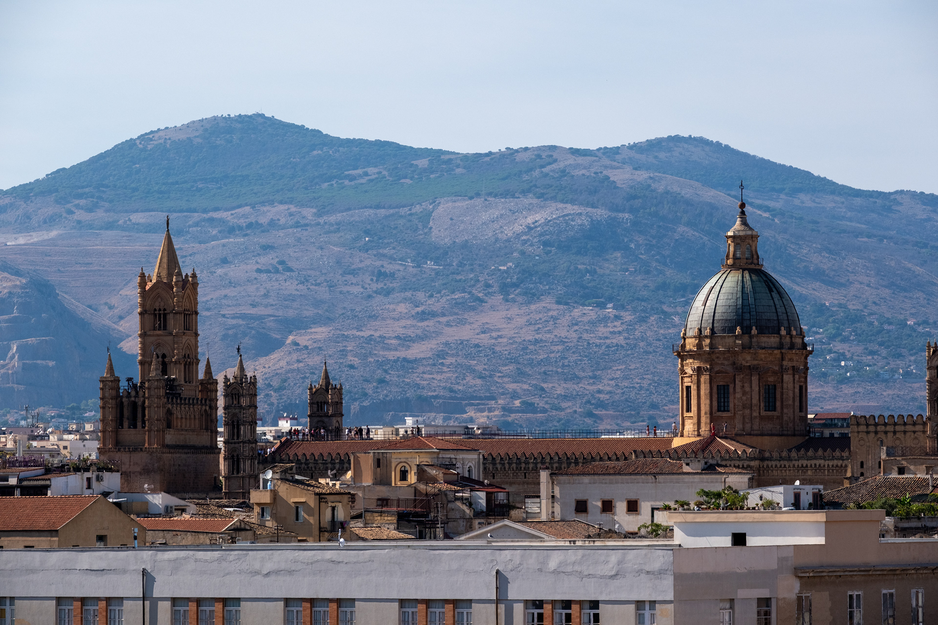 Chiesa de Carmine Maggiore - Al fondo la Catedral