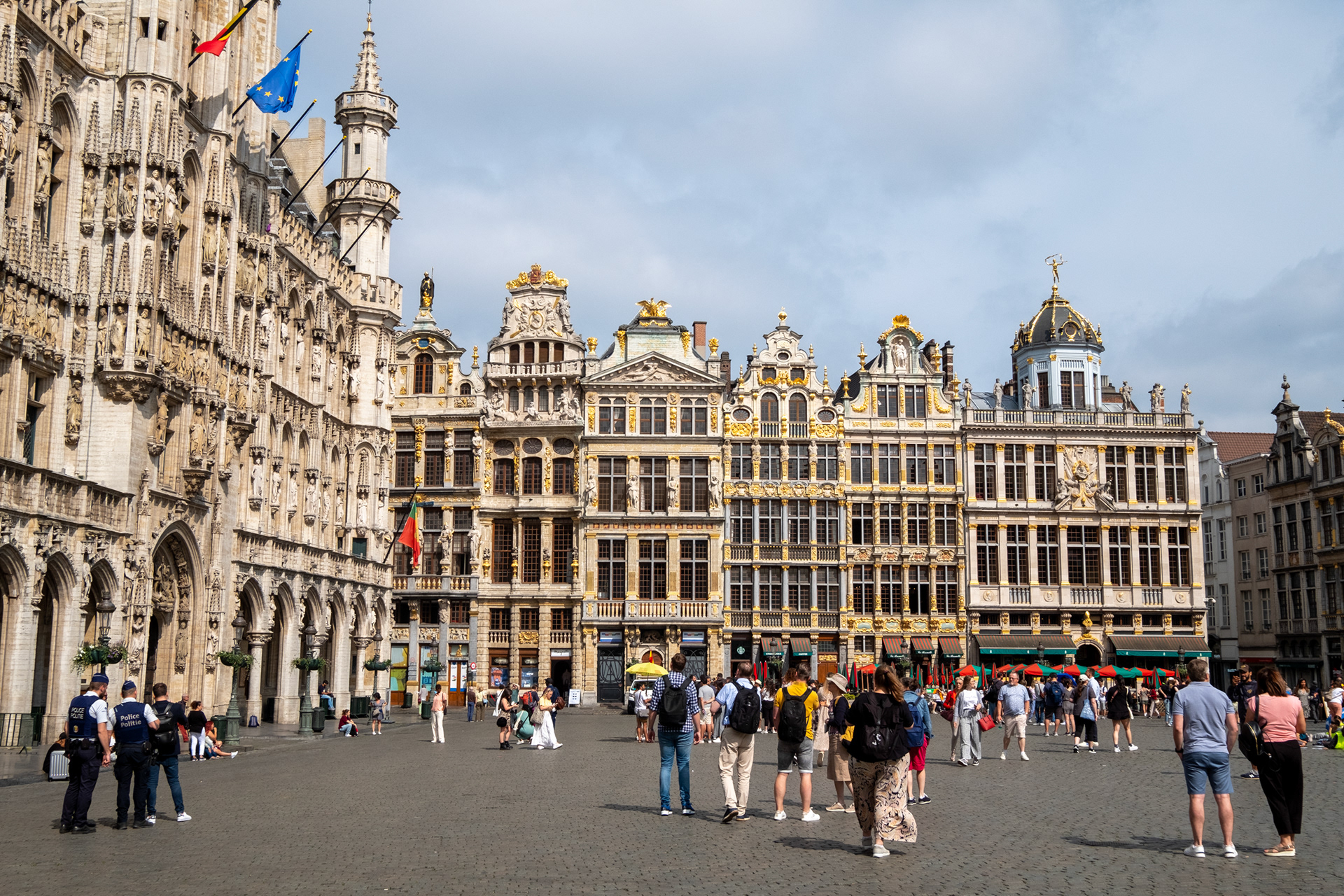 Bruselas - Grand-place, rodeada por casas de los gremios, el ayuntamiento y la Maison du Roi