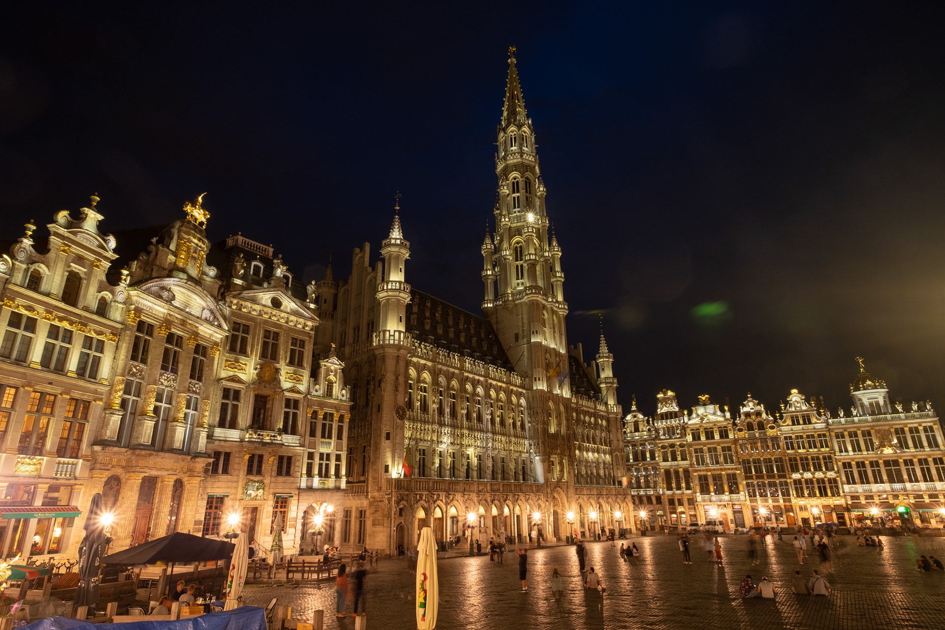 Bruselas - Grand-place, rodeada por casas de los gremios, el ayuntamiento y la Maison du Roi