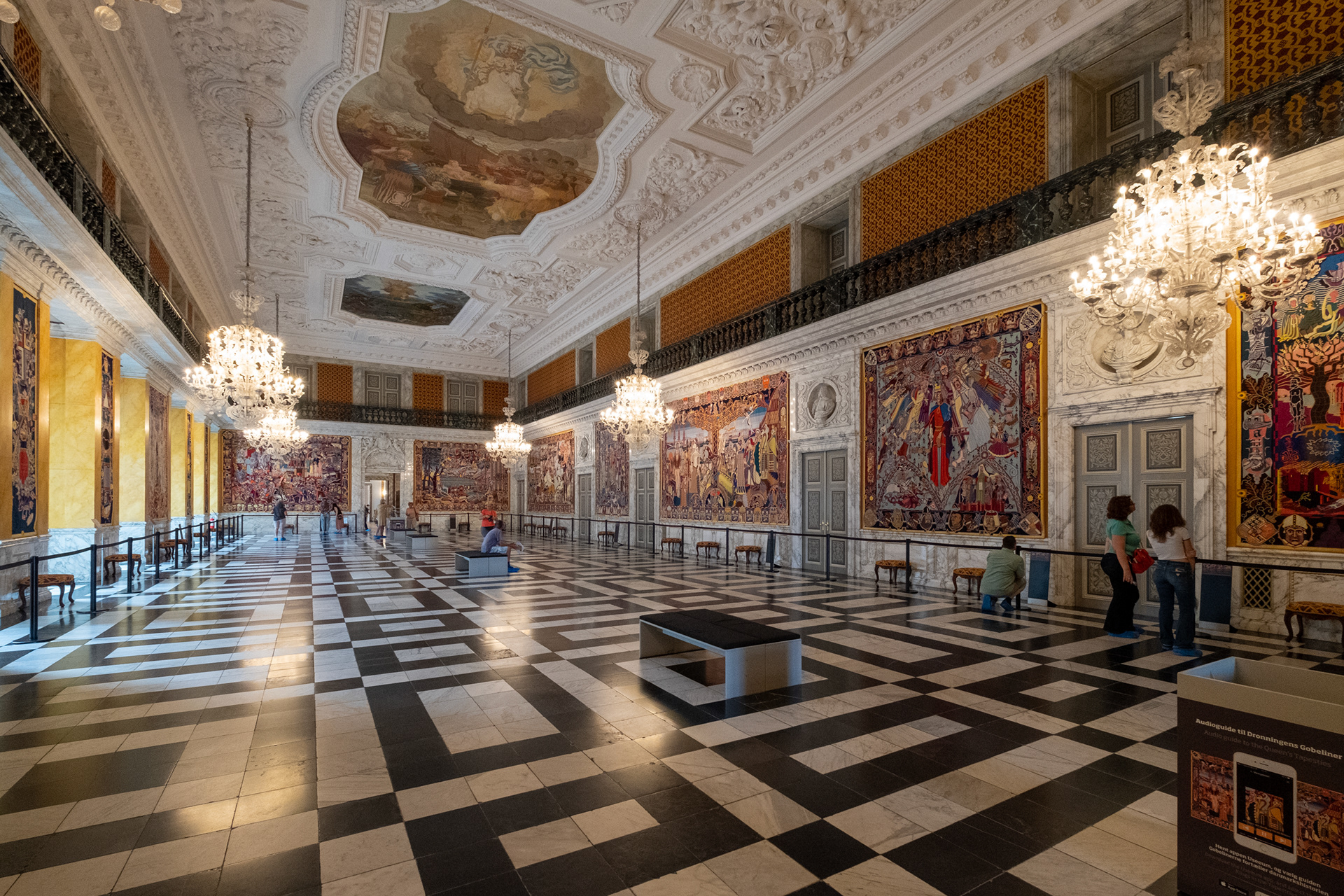 PalacPalacio Christiansborg - el gran hall, con tapices que narran 1000 años de historia danera, regalo a la reina Margarita II en el 2000io Christiansborg