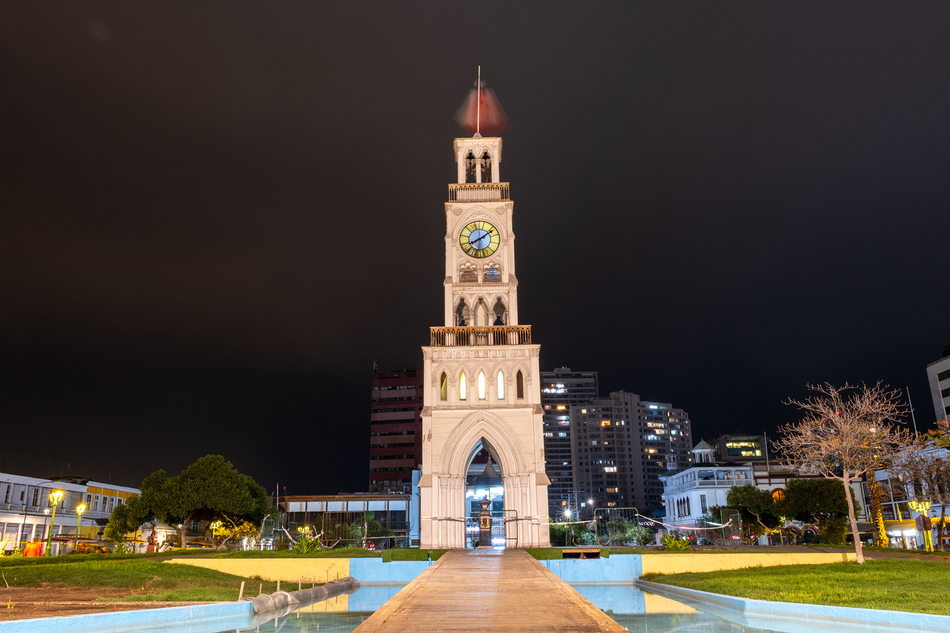 Torre del Reloj y Plaza Arturo Prat