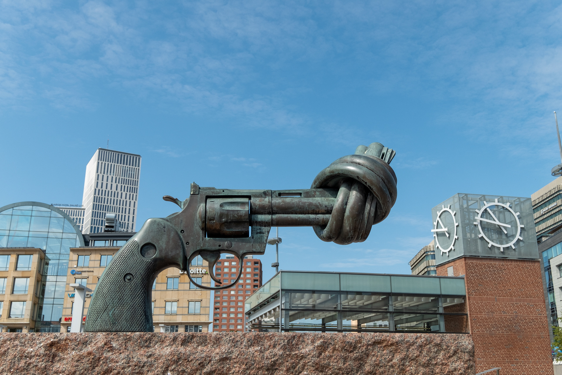 No violencia (revolver anudado)