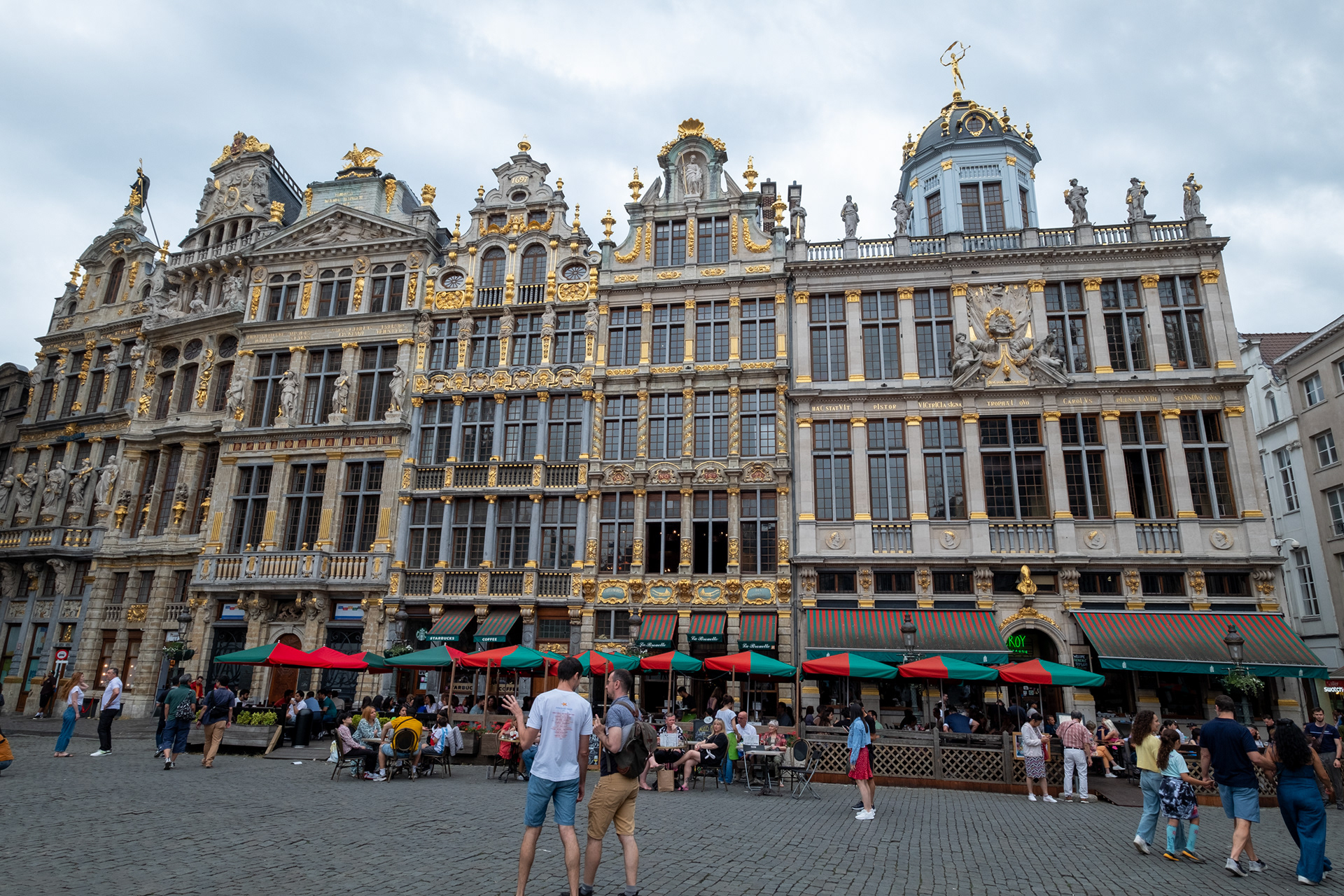 Bruselas - Grand-place, rodeada por casas de los gremios, el ayuntamiento y la Maison du Roi