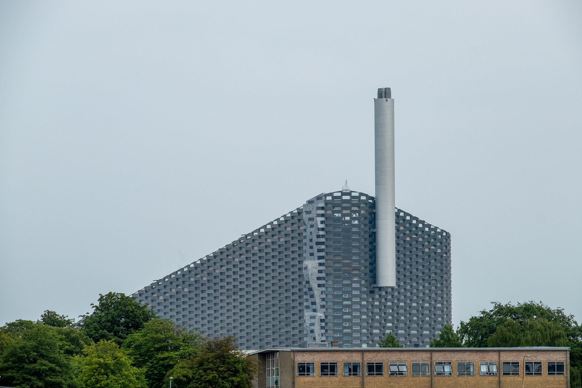 Copenhill - planta de tratamiento de residuos con pista de ski sobre su techo